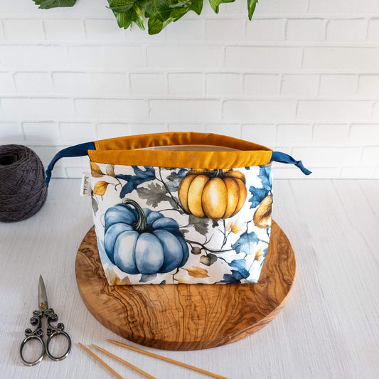 kleine Stricktasche mit Kordelzug aus baumwollstoffen mit Herbstmotiven für Socken Stricken - handgenäht aus Bayern von Nadelmikado