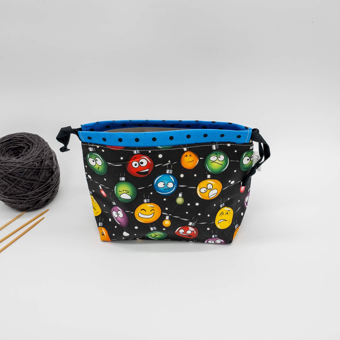 Kleine Stricktasche mit Weihnachtsmotiven aus Baumwollstoffen und Kordelzug - handgenäht aus Bayern von Nadelmikado