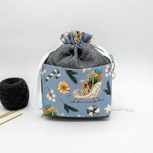 Handgefertigte Projekttasche Huldra Bag Schlittenfahrt mit Weihnachtsmotiven eleganter Grau-Ton München Bayern Nadelmikado