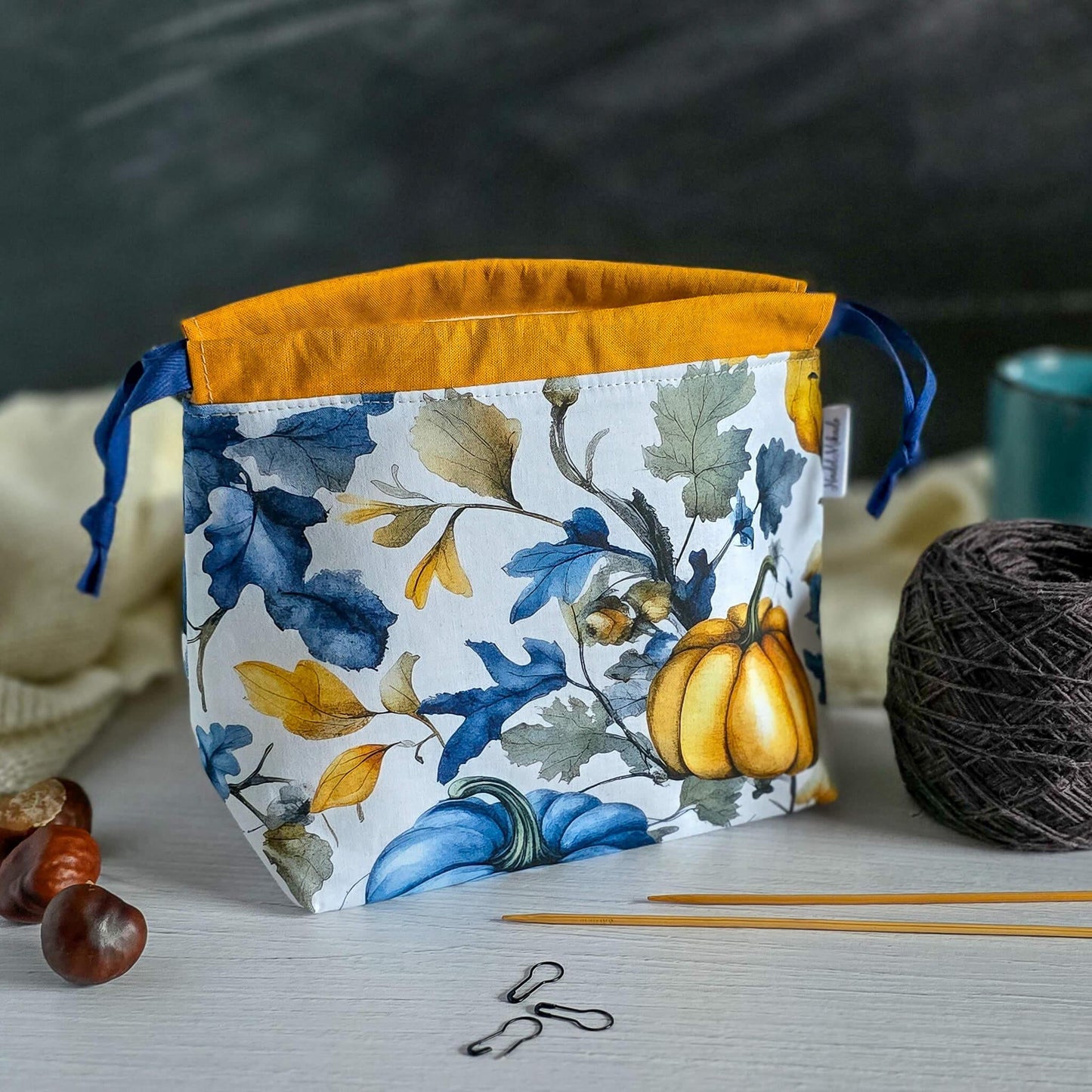 kleine Stricktasche mit Kordelzug aus baumwollstoffen mit Herbstmotiven für Socken Stricken - handgenäht aus Bayern von Nadelmikado