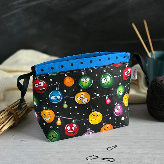 Kleine Stricktasche mit Weihnachtsmotiven aus Baumwollstoffen und Kordelzug - handgenäht aus Bayern von Nadelmikado