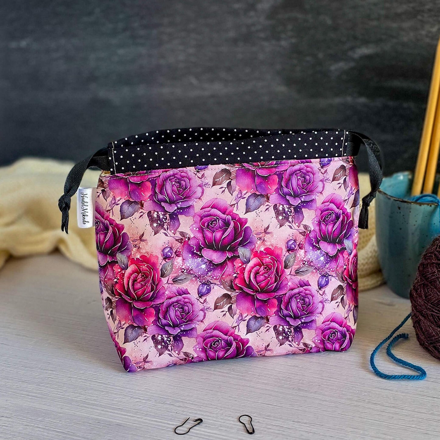 Kleine Stricktasche im Beutelstil mit Rosenmuster in rosa und lila, Handgenäht aus Baumwollstoffen, verschließbar mit Kordelzug - aus Bayern von Nadelmikado