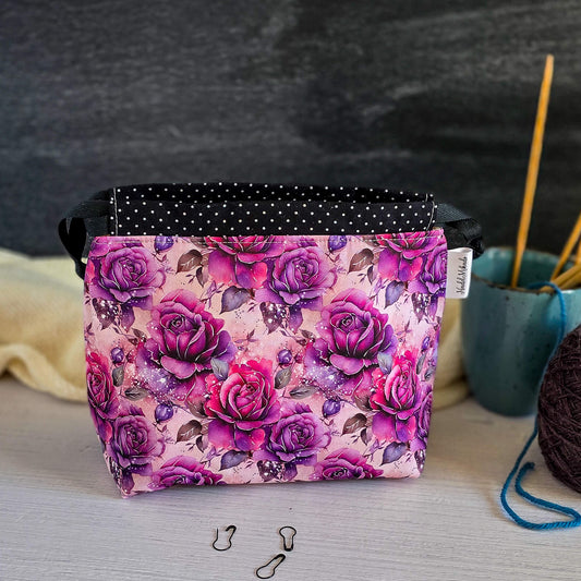 Kleine Stricktasche im Beutelstil mit Rosenmuster in rosa und lila, Handgenäht aus Baumwollstoffen, verschließbar mit Kordelzug - aus Bayern von Nadelmikado