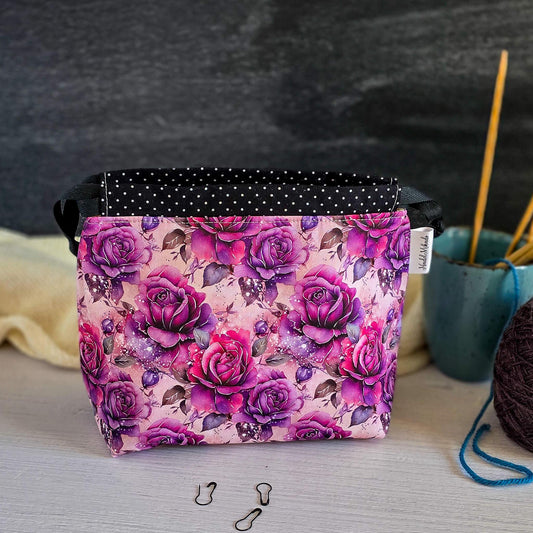 Kleine Stricktasche im Beutelstil mit Rosenmuster in rosa und lila, Handgenäht aus Baumwollstoffen, verschließbar mit Kordelzug - aus Bayern von Nadelmikado