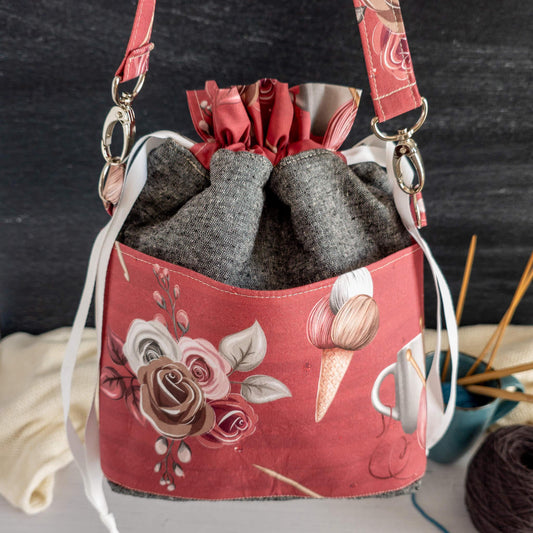 Handgefertigte Projekttasche Huldra Bag Cozy Yarn mit Baumwoll-Kordelzug München Bayern Nadelmikado