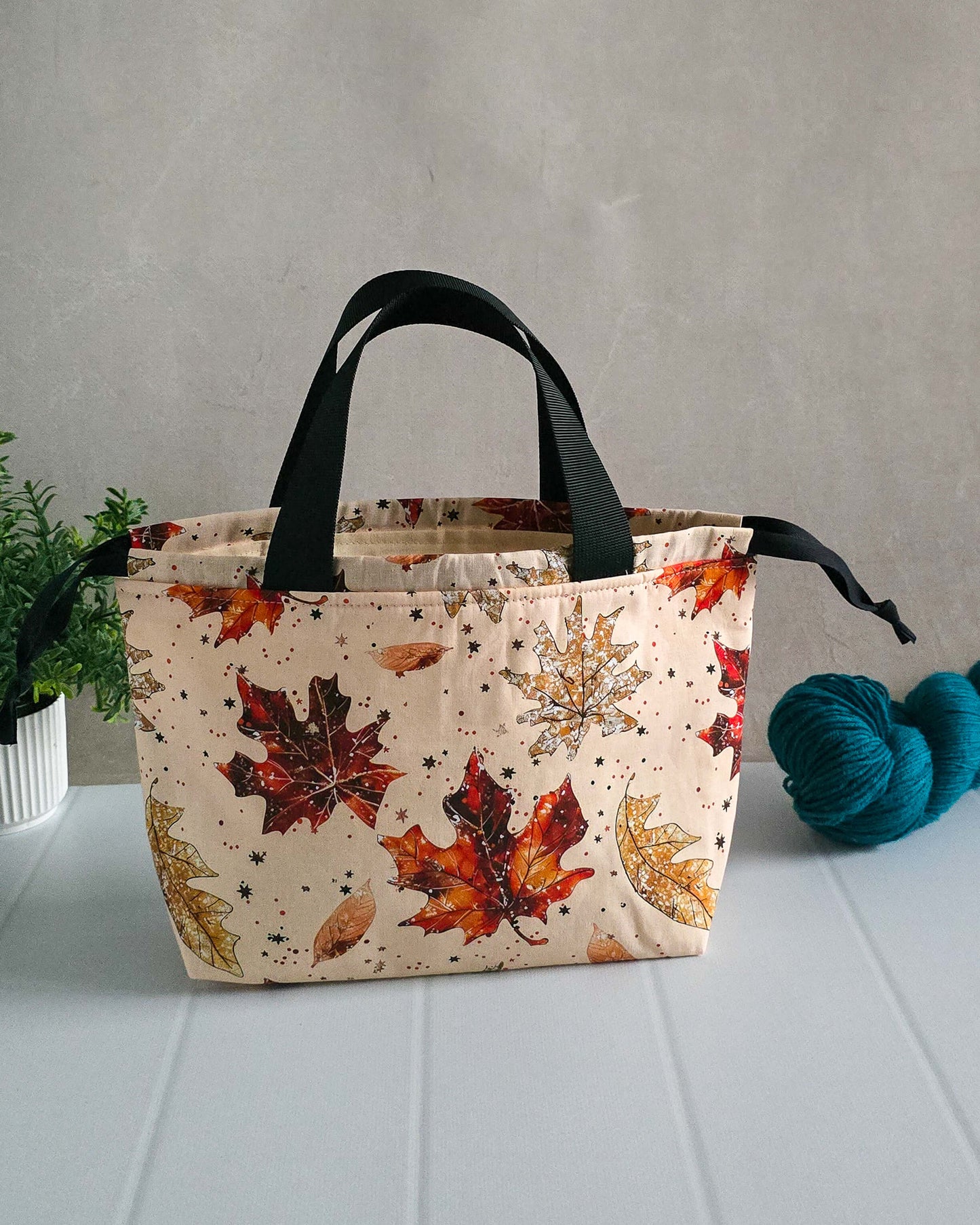 Herbst Projekttaschen – Bunte Blätter in Rot, Orange & Gold auf hellem Hintergrund