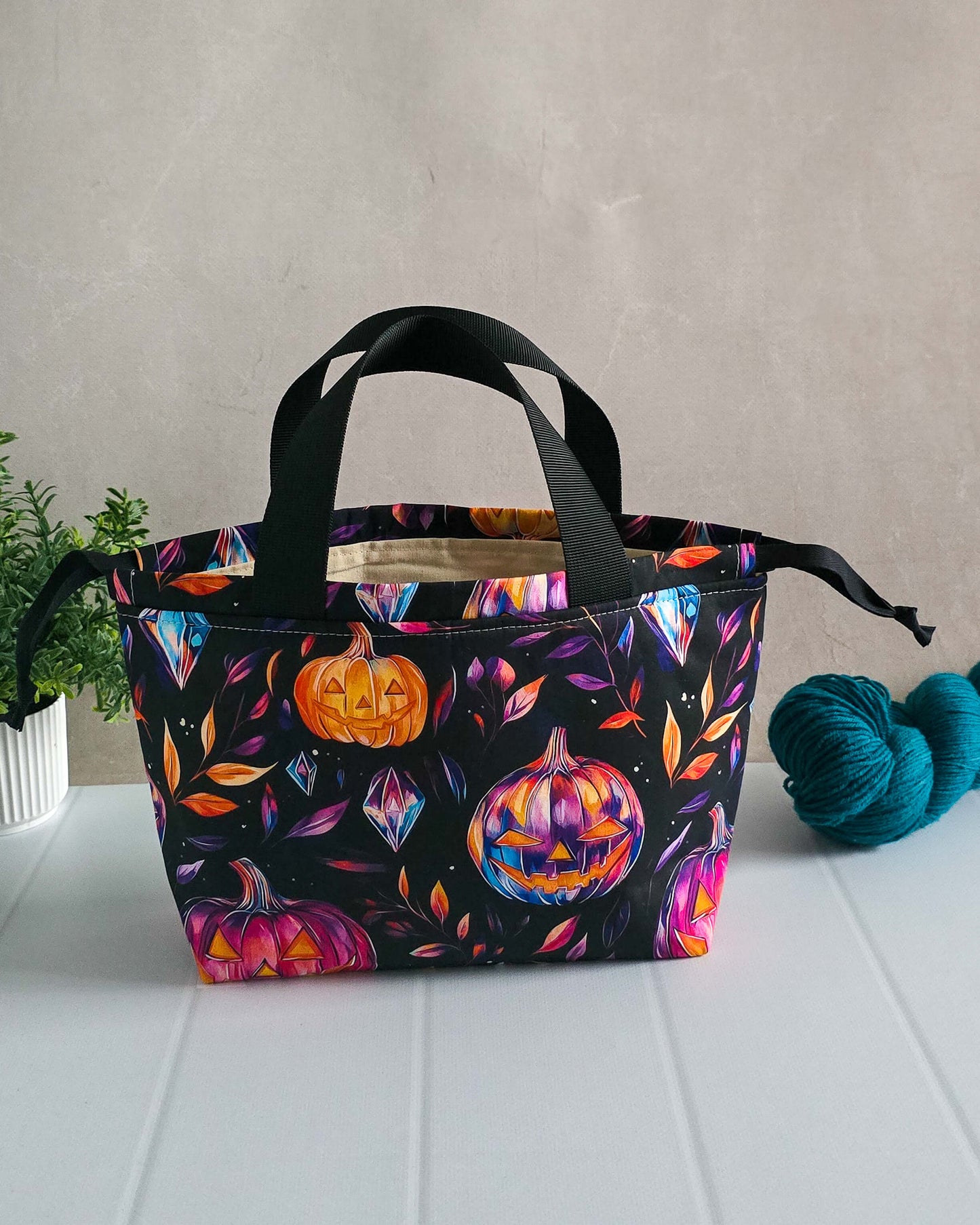 Halloween Projekttaschen – Leuchtende Kürbisse & Kristalle auf schwarzem Hintergrund