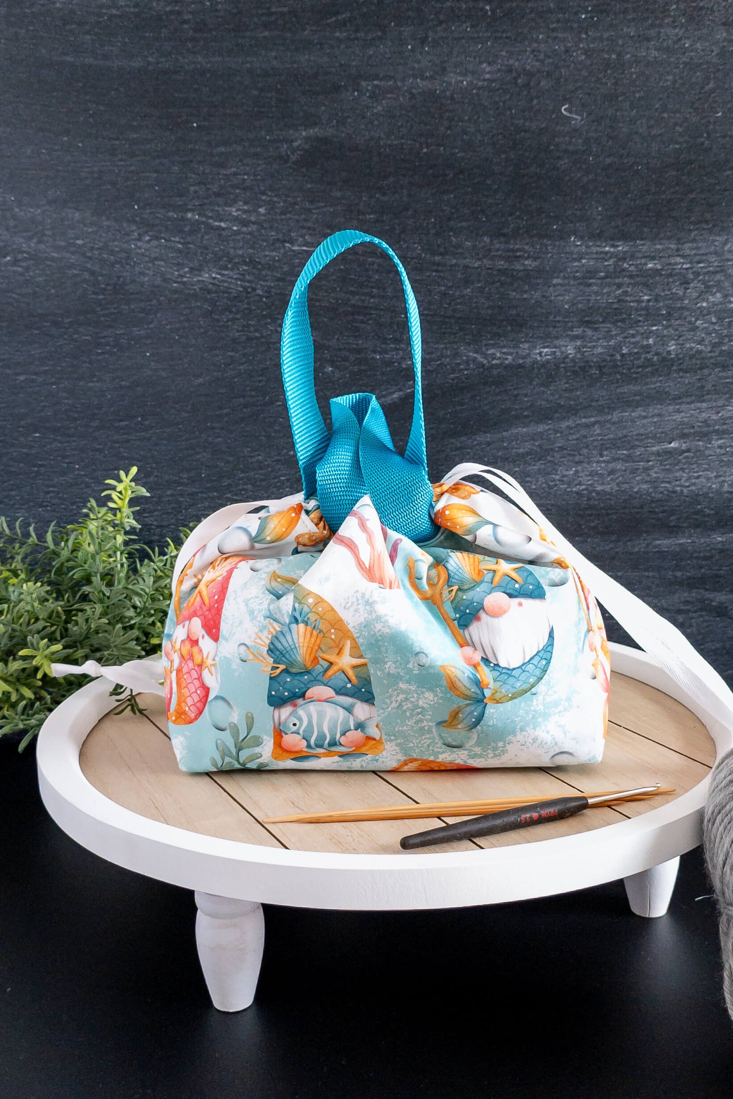 Field Bag mit Kordelzug-Verschluss und bunten Meeresmotiven – ideal zum Socken stricken