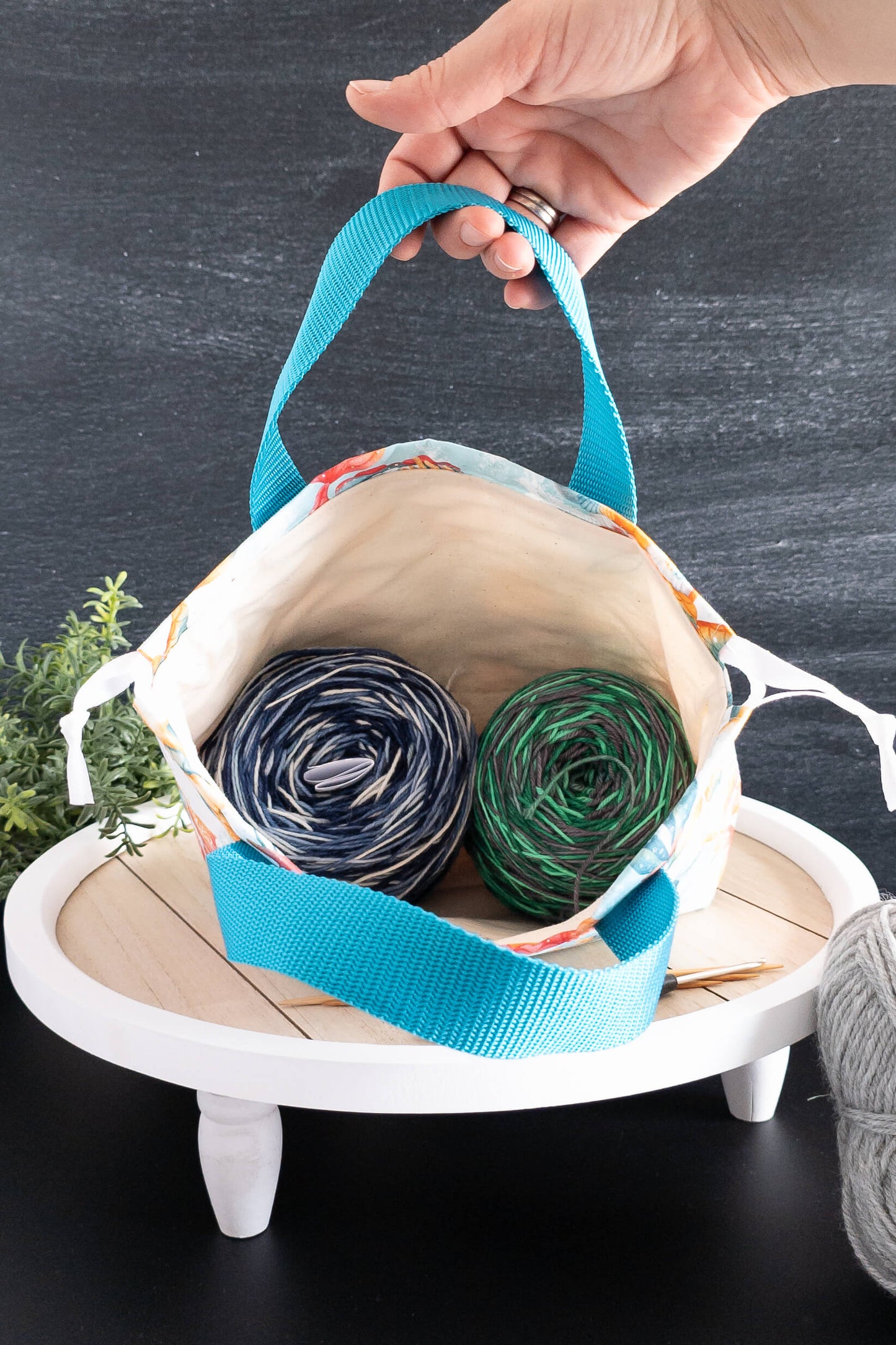 Stricktasche gefüllt mit Garn – demonstriert Stauraum und stabile Form dank Volumenvlies