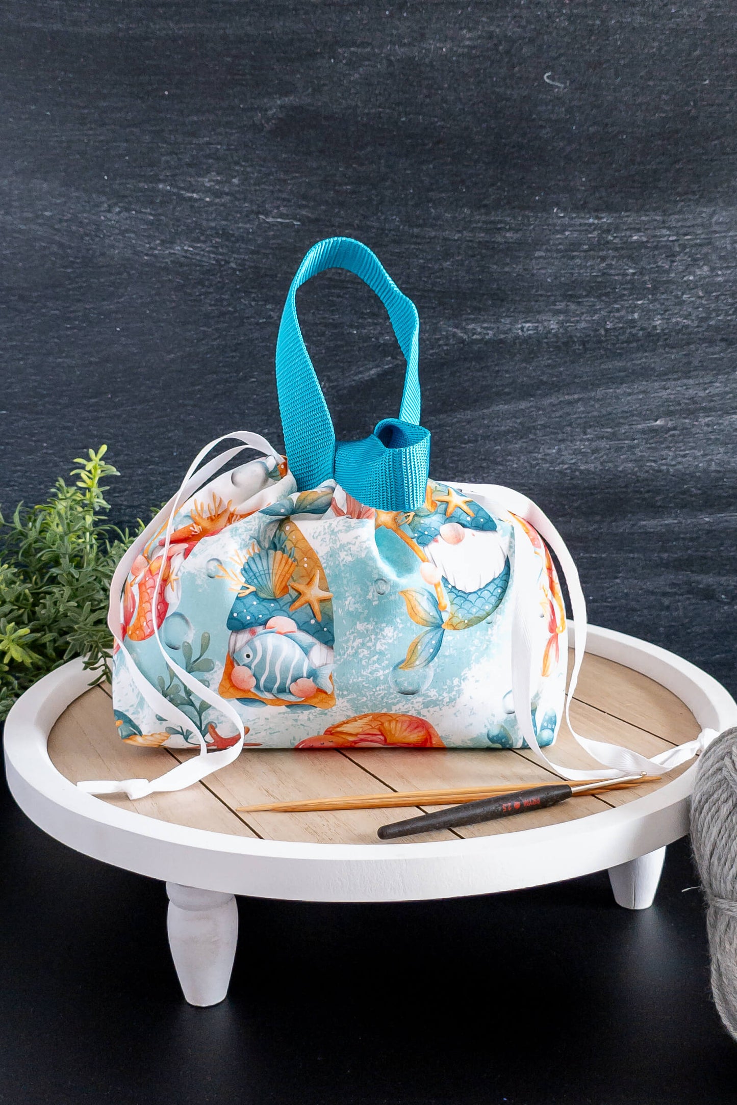 Detailaufnahme vom gegenläufigen Kordelzug der handgefertigten Field Bag Neptuns Masche