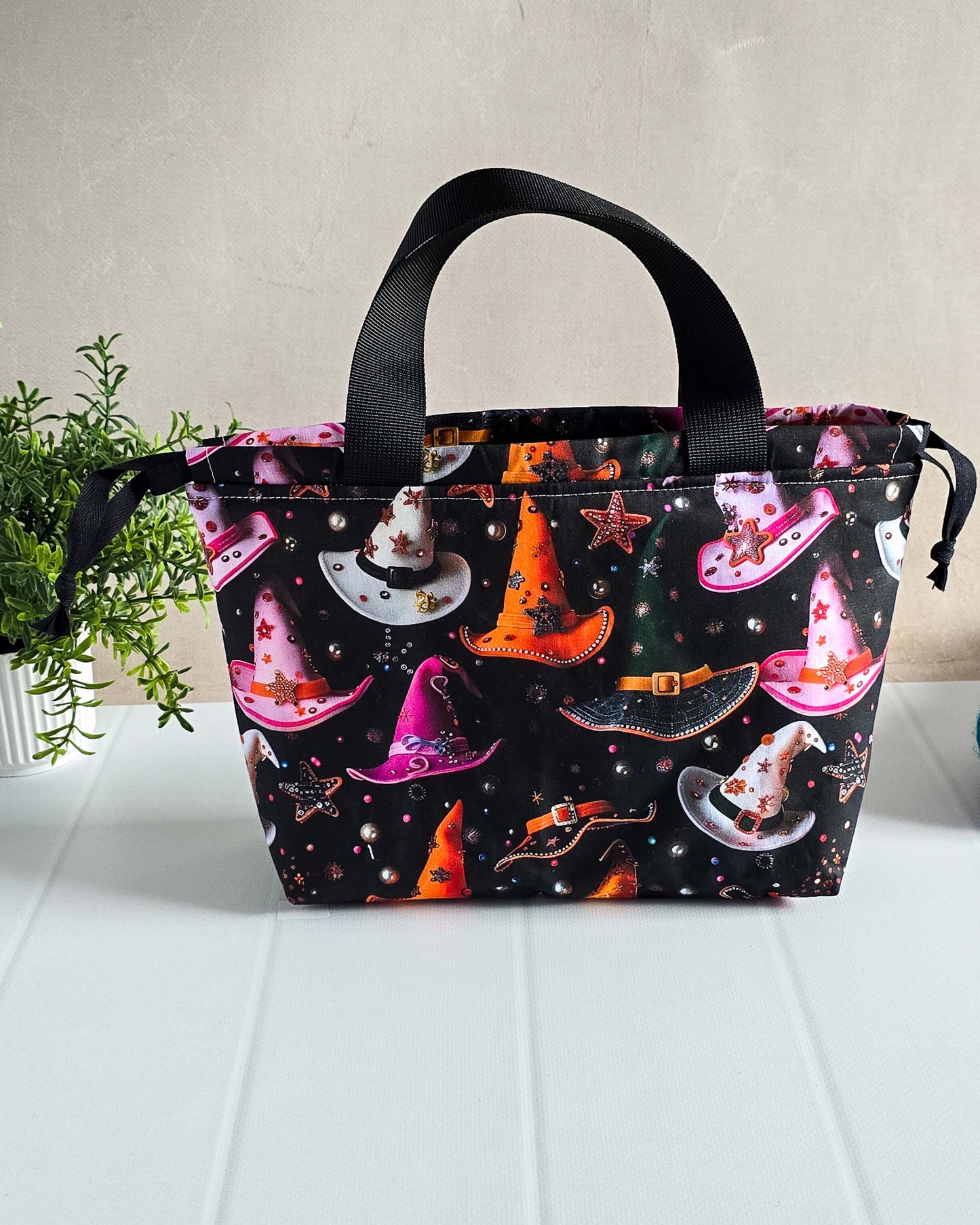 Projekttasche Witch Hats – Bunte Hexenhüte & Sterne auf Schwarz