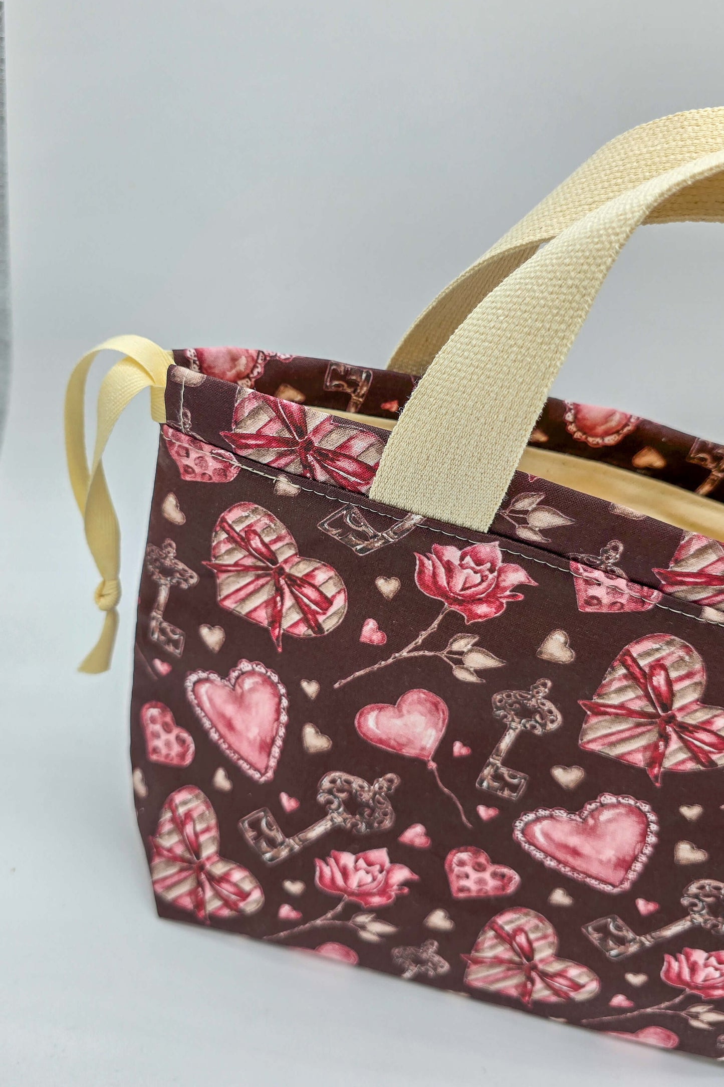 Field Bag in Braun mit Herz- und Schlüsselmotiv, praktische Stricktasche für unterwegs und zu Hause