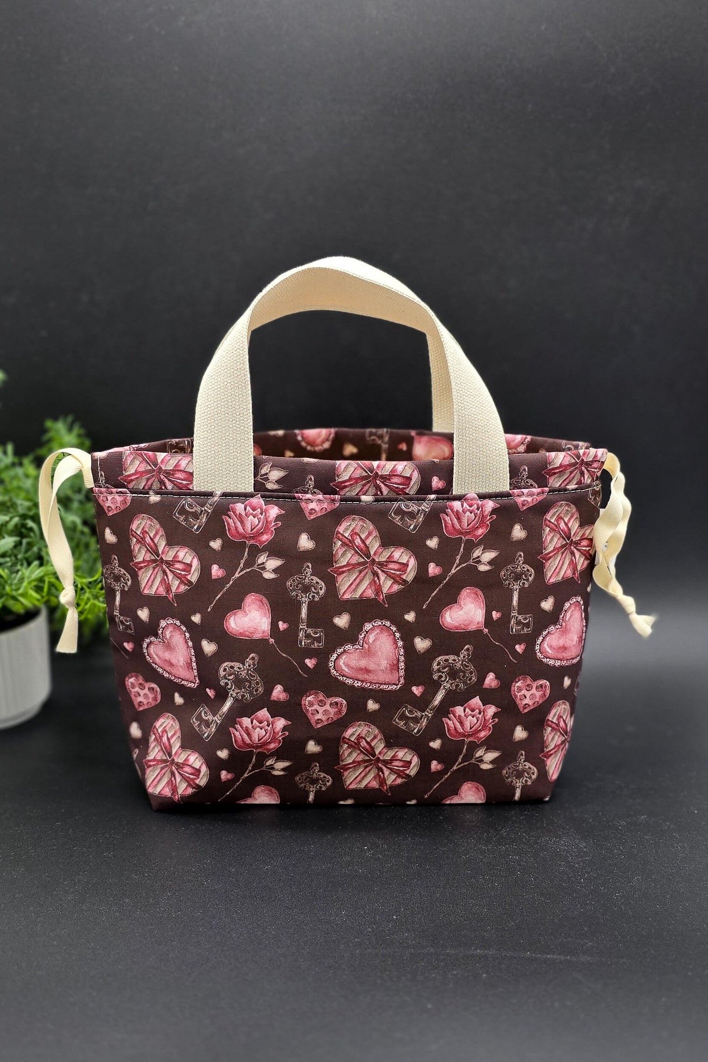Handgenähte Projekttasche mit romantischem Herzmotiv, ideal als Field Bag zum Socken Stricken unterwegs