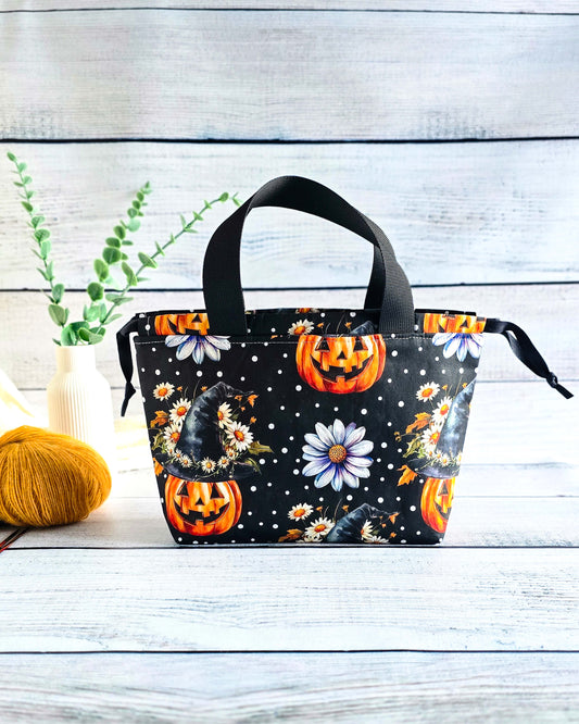 Alva Bag Pumpkin Magic – Projekttasche mit Kürbissen, Blüten und Hexenhüten, handgenäht in Bayern von Nadelmikado