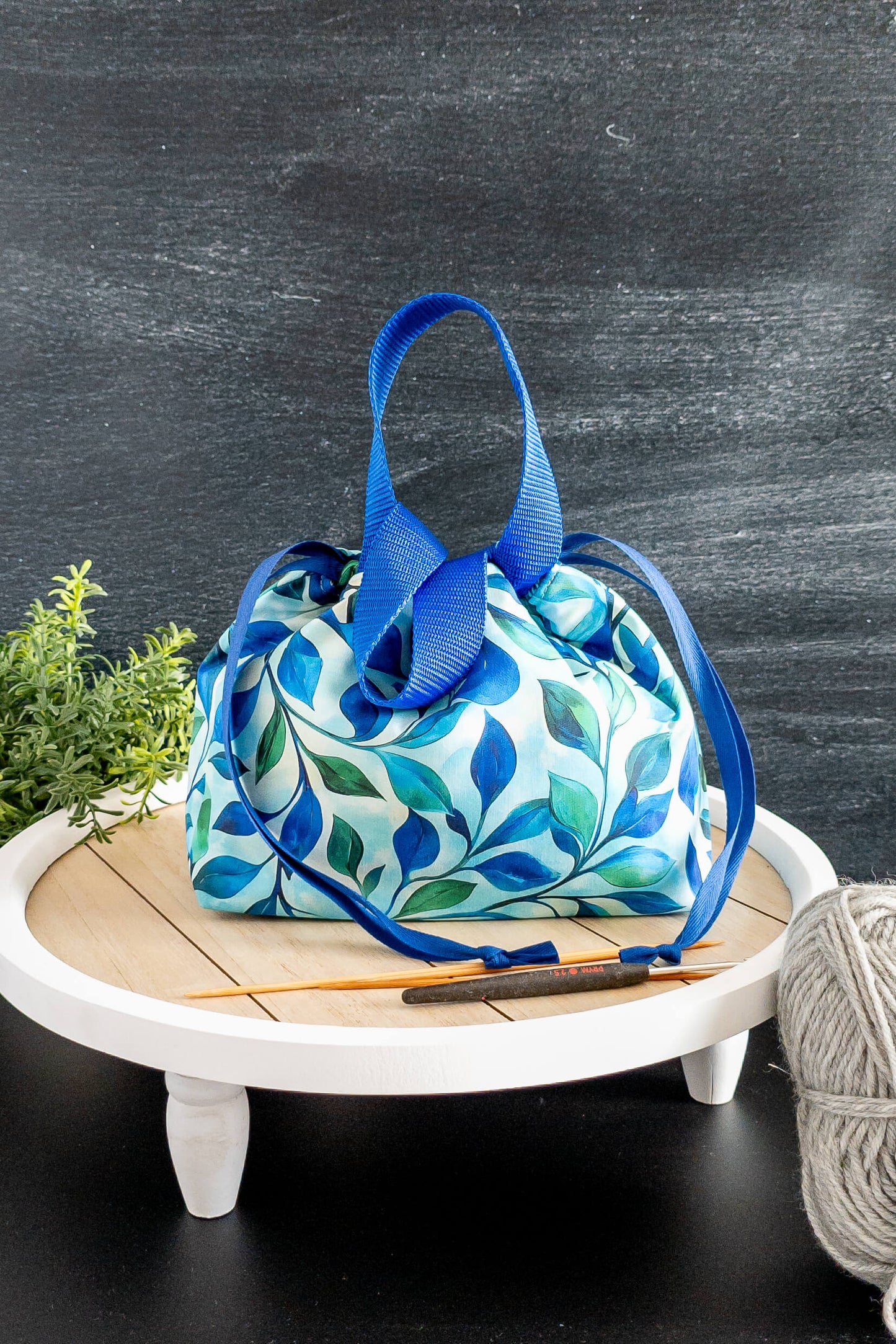 Field Bag im modernen Design, fotografiert im natürlichen Licht vor dunklem Hintergrund.