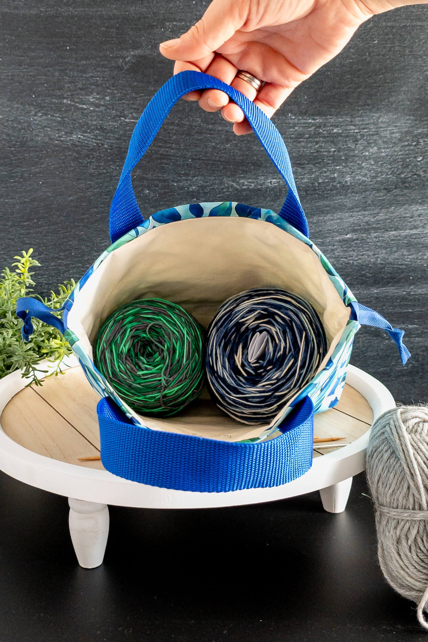 Innenansicht der Projekttasche mit Volumenvlies-Futter für extra Schutz und Stabilität beim Stricken.