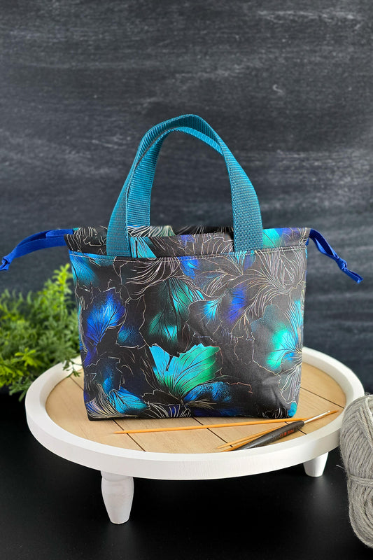 Handgenähte Projekttasche Alva Bag – Deep Bloom mit floralen Mustern in Türkis und Schwarz