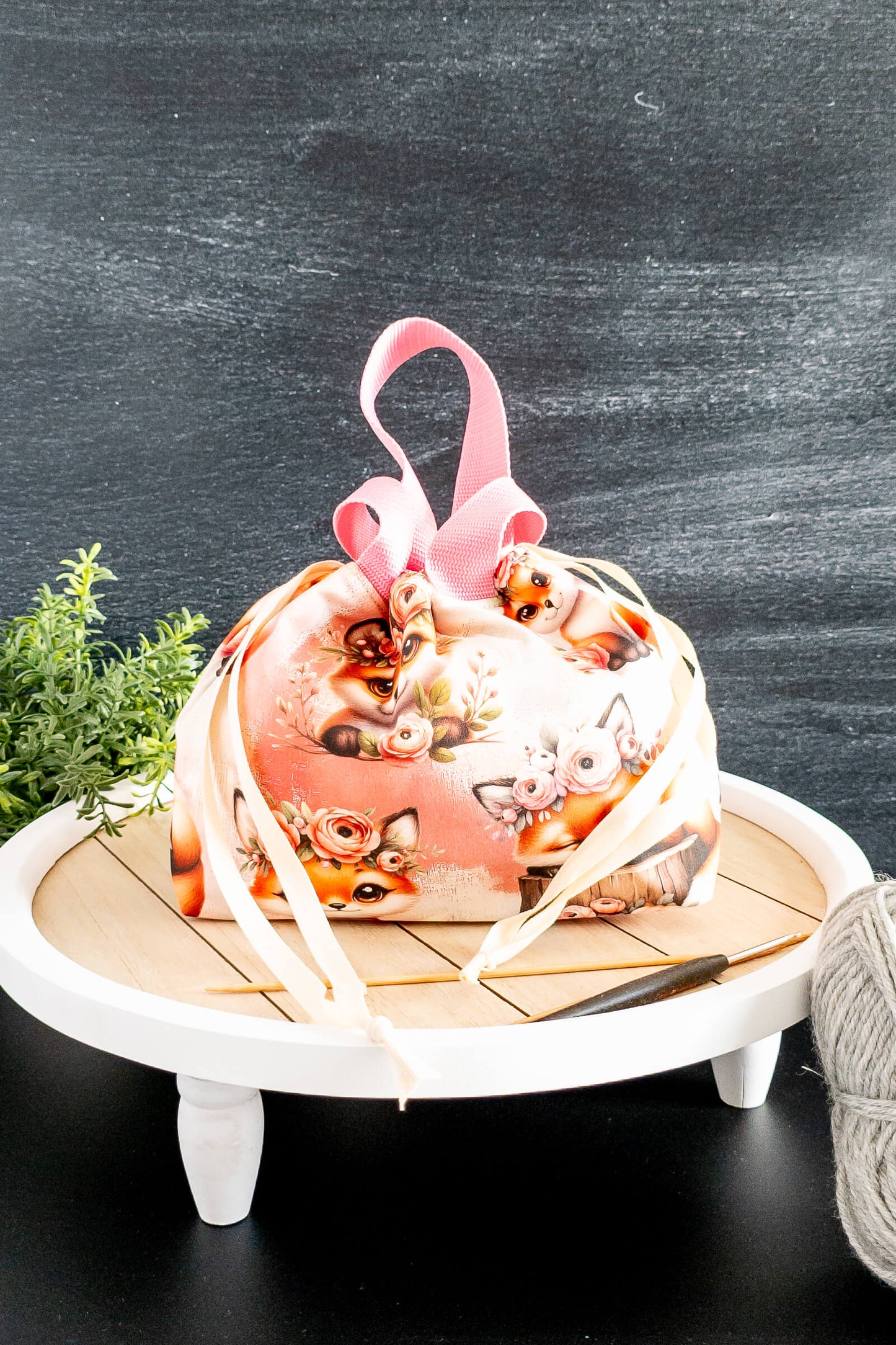 Projekttasche Foxy Bloom in Rosa mit süßen Fuchs-Motiven und pinken Henkeln, von vorn fotografiert.