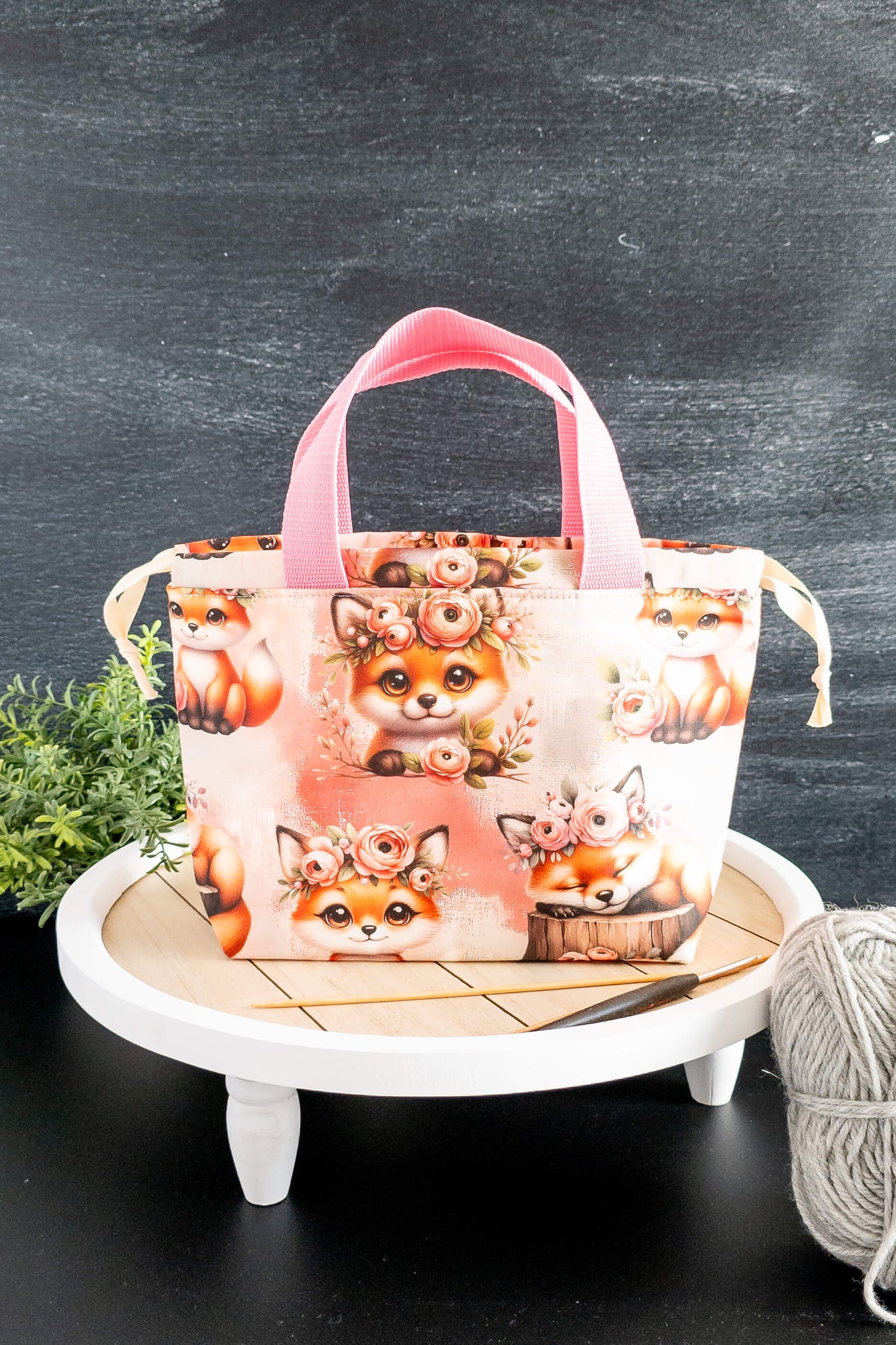 Gegenläufiger Kordelzug in Cremefarbe zum sicheren Verschließen der Projekttasche Foxy Bloom.