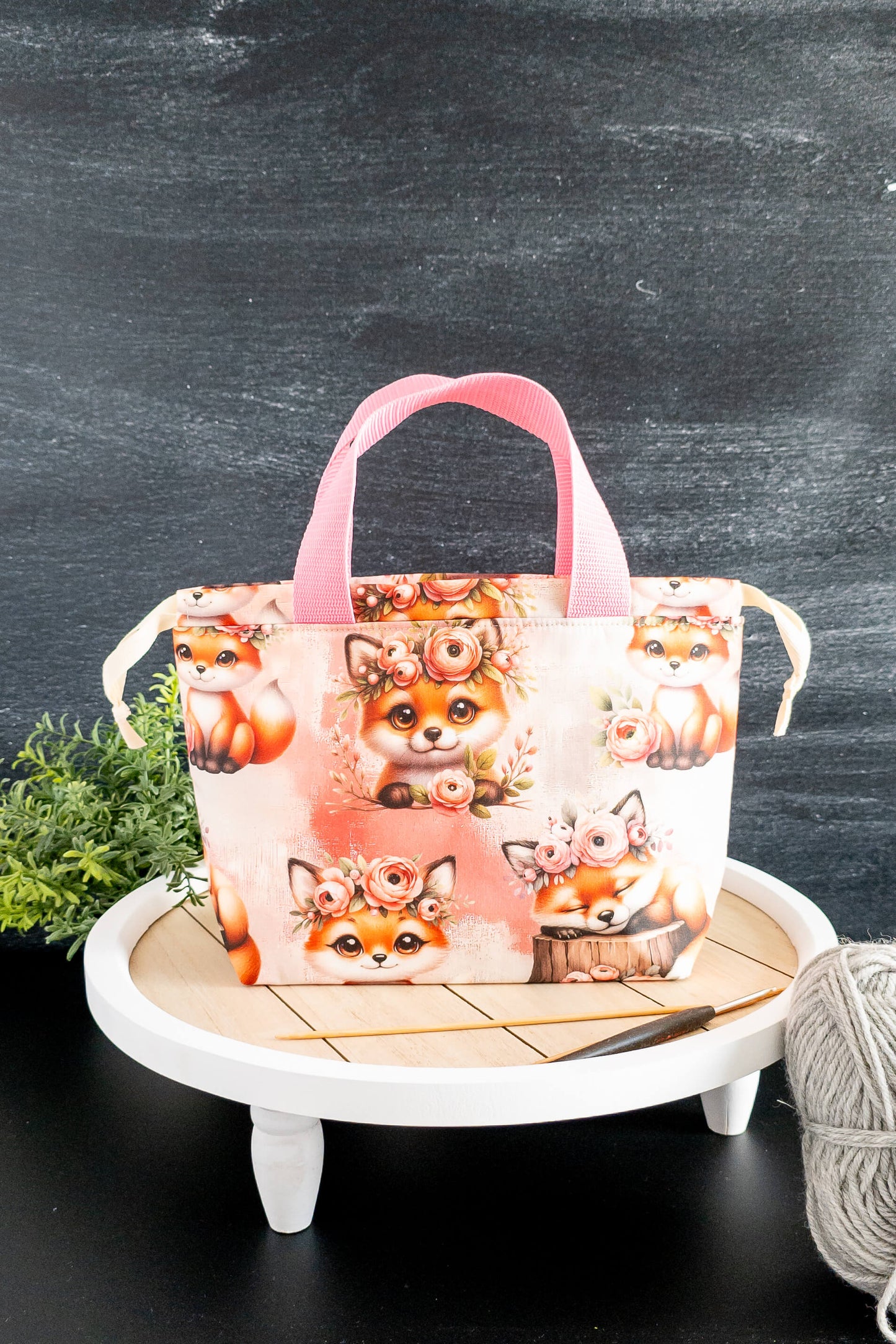 Seitliche Perspektive der rosa Stricktasche mit entzückendem Fuchs-Muster und stabilen Nähten.
