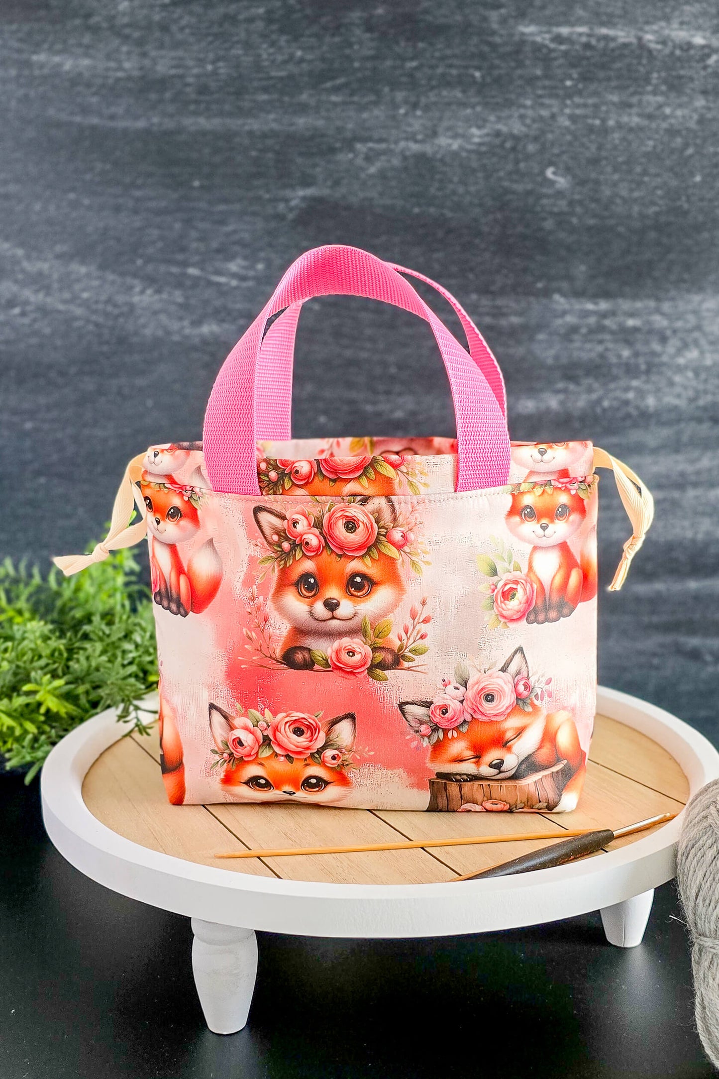 Projekttasche Foxy Bloom in Rosa mit süßen Fuchs-Motiven und pinken Henkeln, von vorn fotografiert.