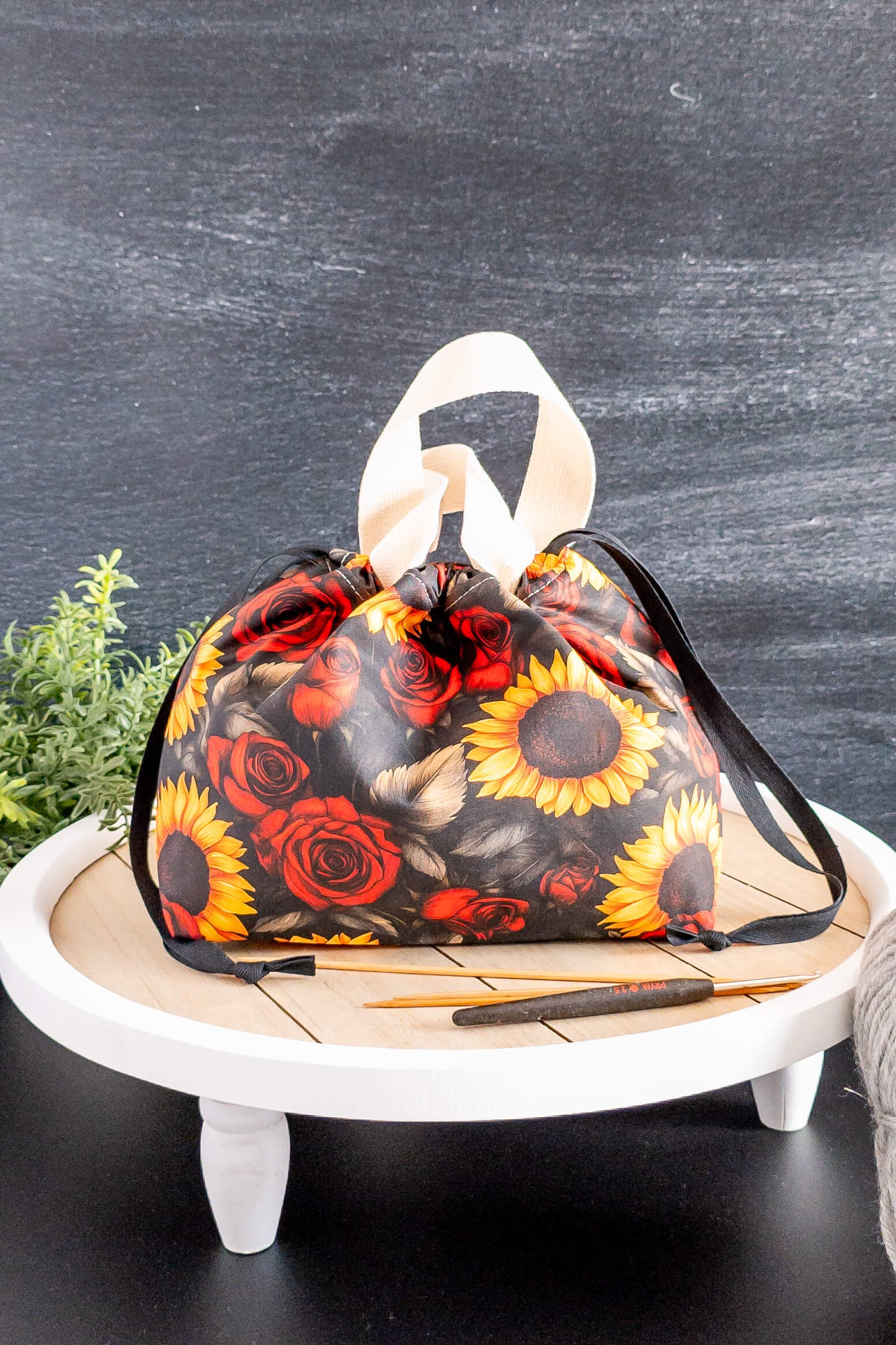 Detailaufnahme der Alva Bag Golden Bloom mit gegenläufigem Kordelzug und stabilen Trageriemen