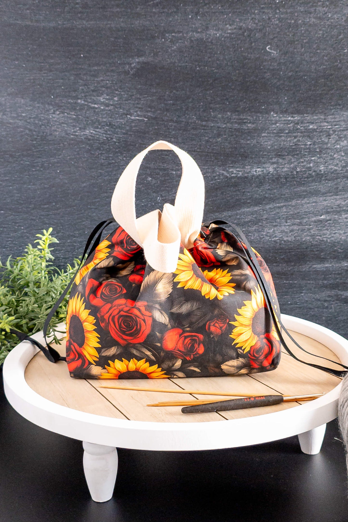 Stricktasche Golden Bloom auf einem Tisch mit Wolle und Nadelspiel, ideal zum Socken Stricken