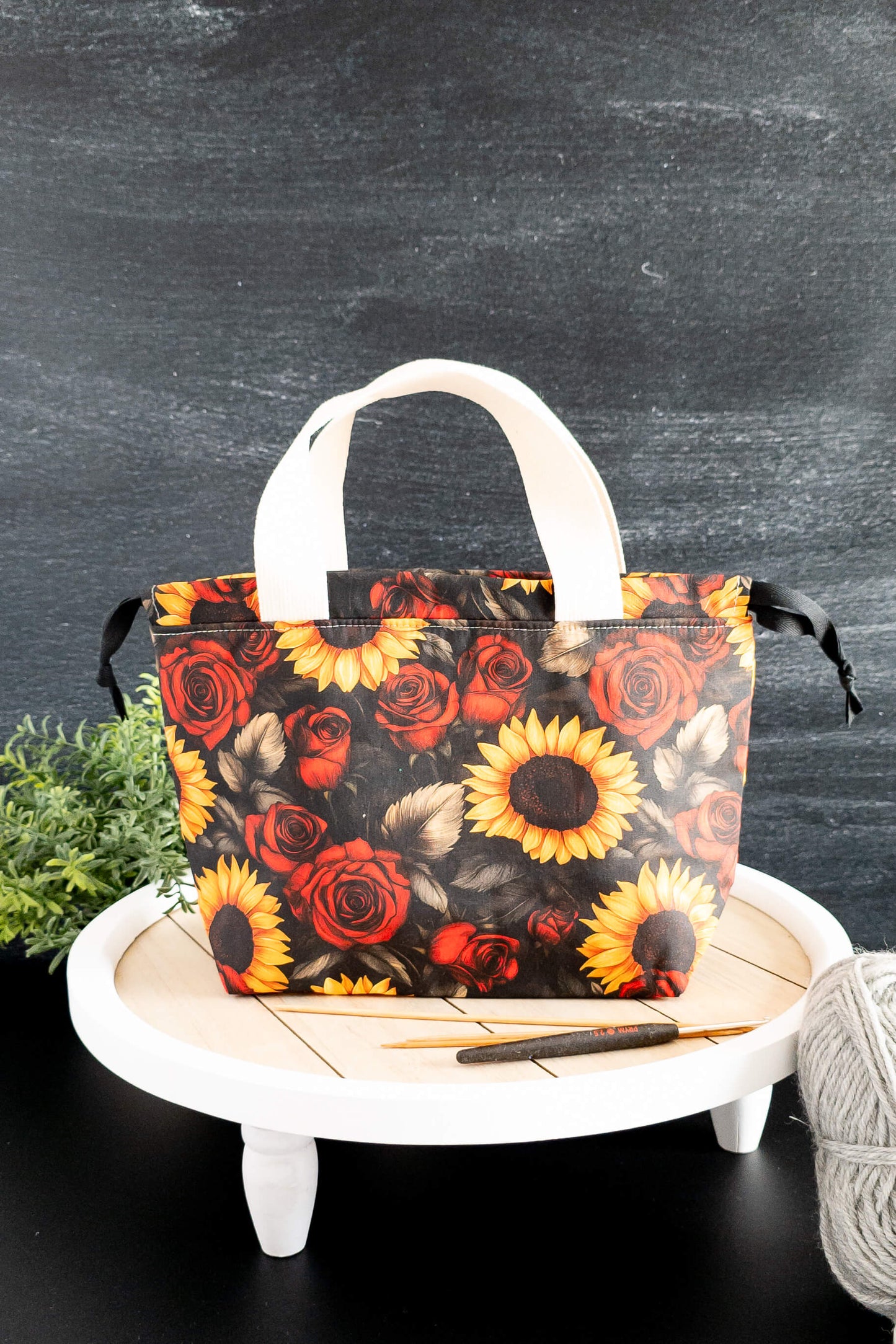 Seitenansicht der Golden Bloom Tasche mit Fokus auf die hochwertige Verarbeitung der Nähte
