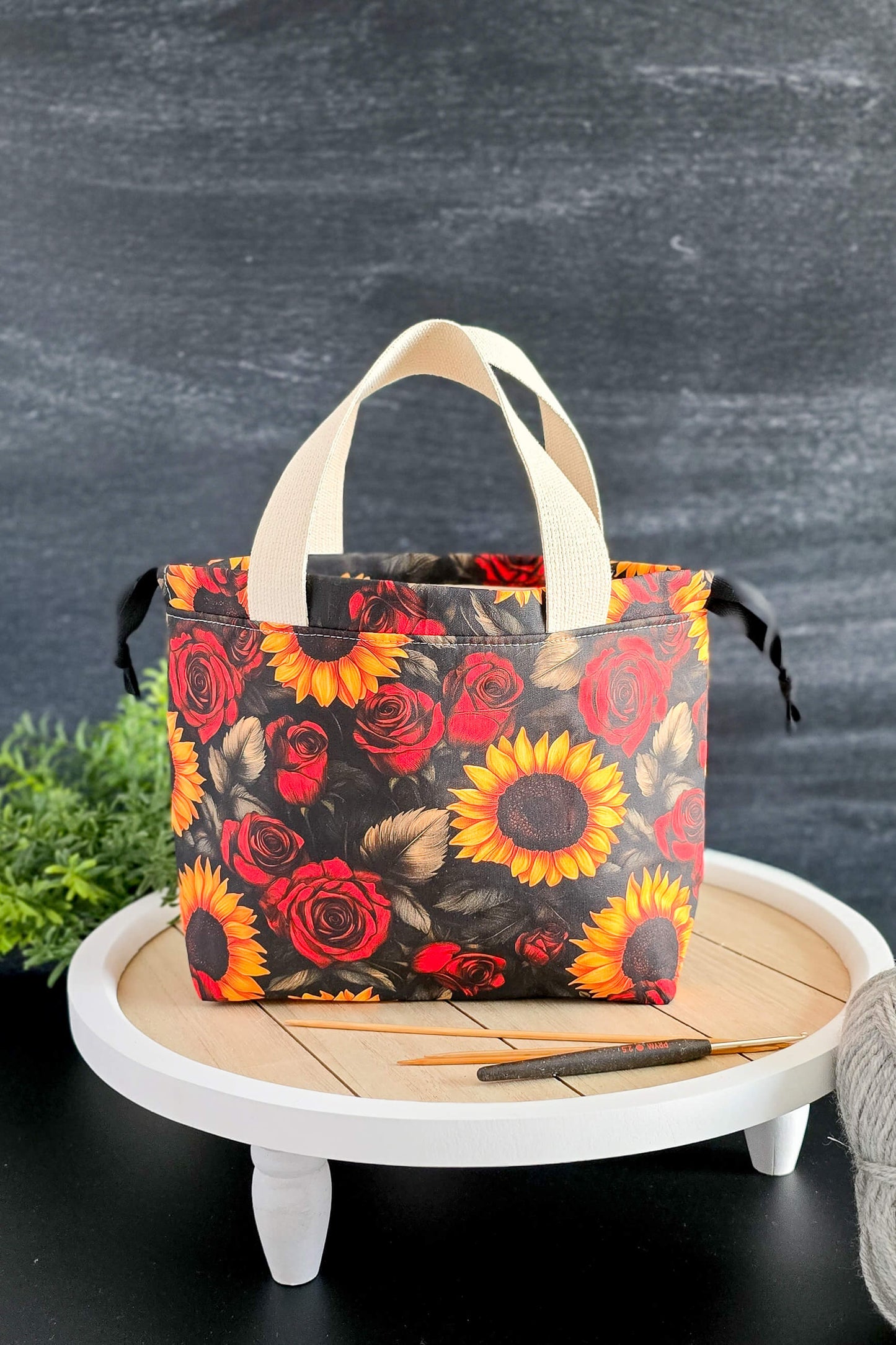 Handgenähte Projekttasche mit Sonnenblumen- und Rosendesign aus Baumwollstoff auf schwarzem Hintergrund