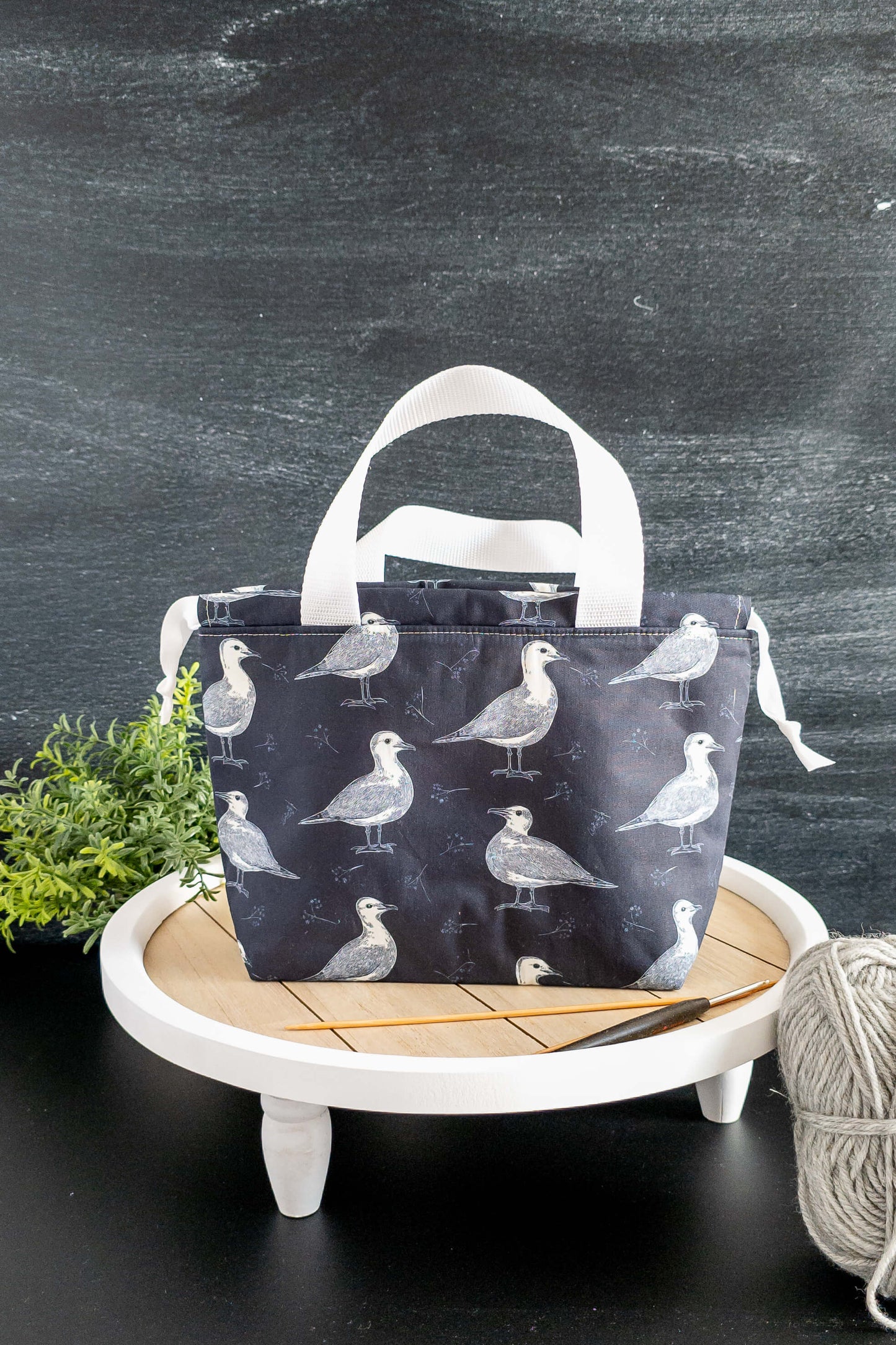 Projekttasche Alva Bag Küstenbrise im maritimen Möwen-Design auf dunkelblauem Baumwollstoff
