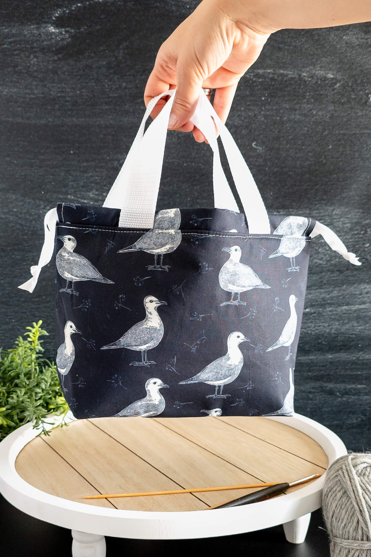 Die Field Bag Küstenbrise im Einsatz mit Wolle und Nadeln – ideal zum Socken stricken