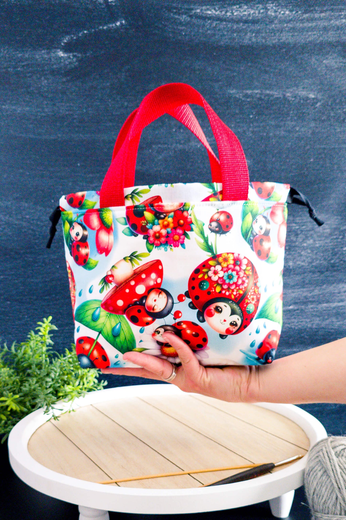 Seitenansicht der kompakten Stricktasche, perfekt als Field Bag für unterwegs