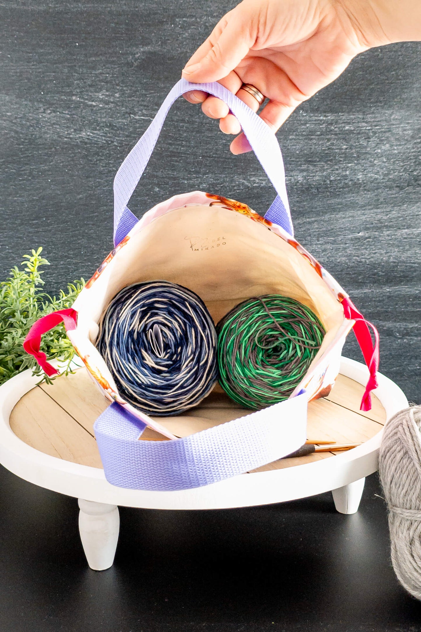 Innenansicht der Stricktasche mit Volumenvlies-Fütterung und großzügigem Stauraum für 200g Wolle.