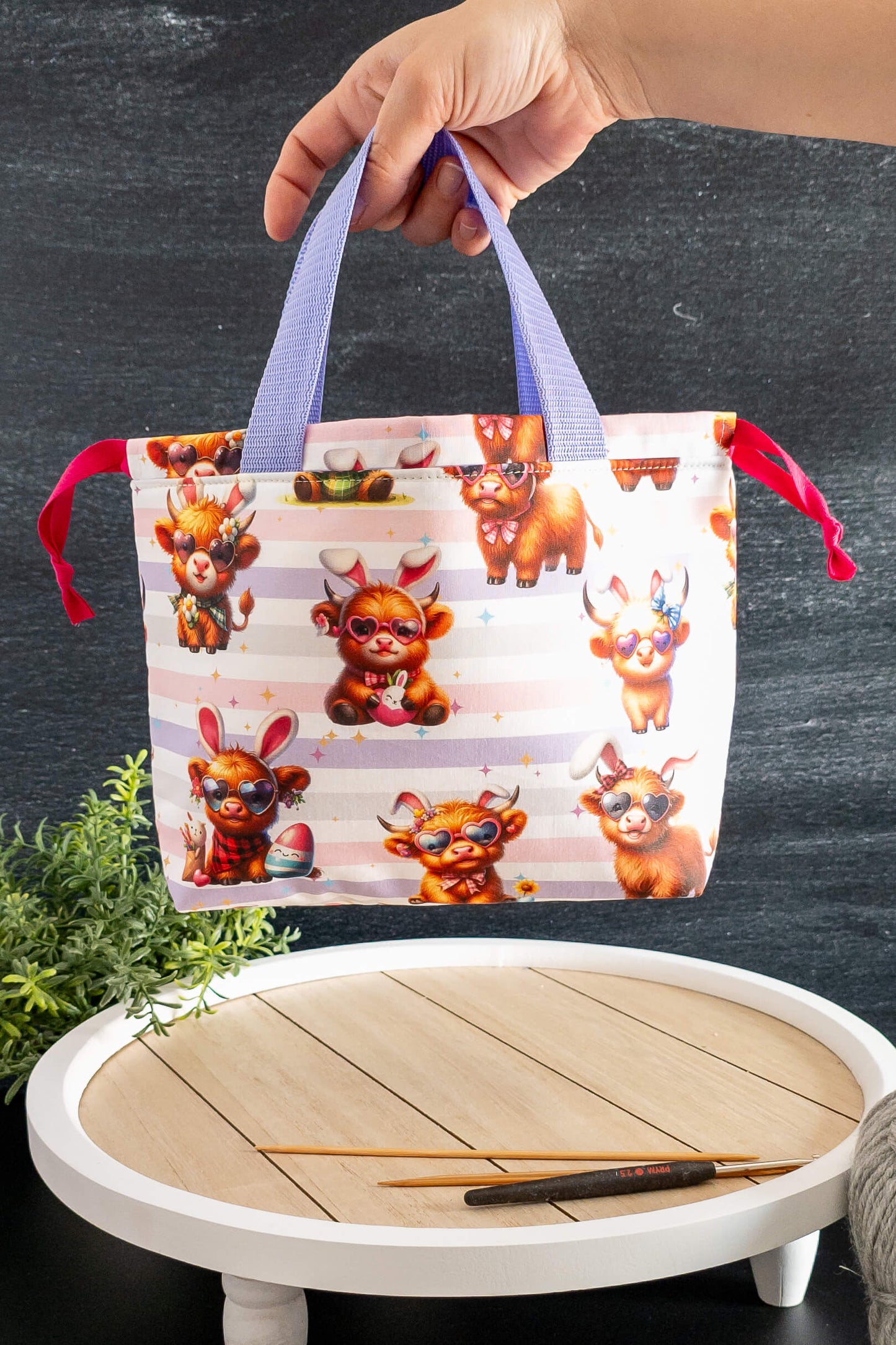 Tragefoto der Alva Bag „Little Moo“ in der Hand – leicht und bequem für unterwegs.