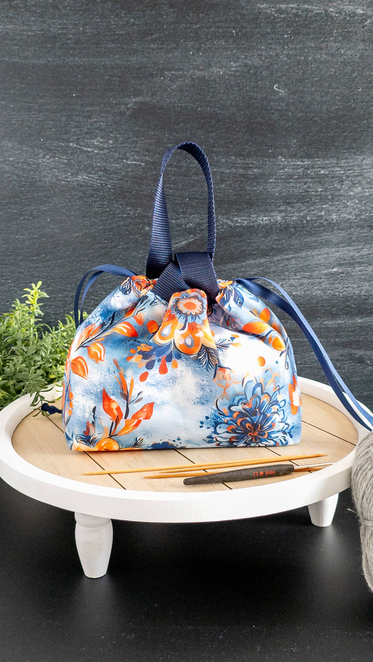 Detailaufnahme der handgenähten Projekttasche mit gegenläufigem Kordelzug und kräftigem Blumenprint