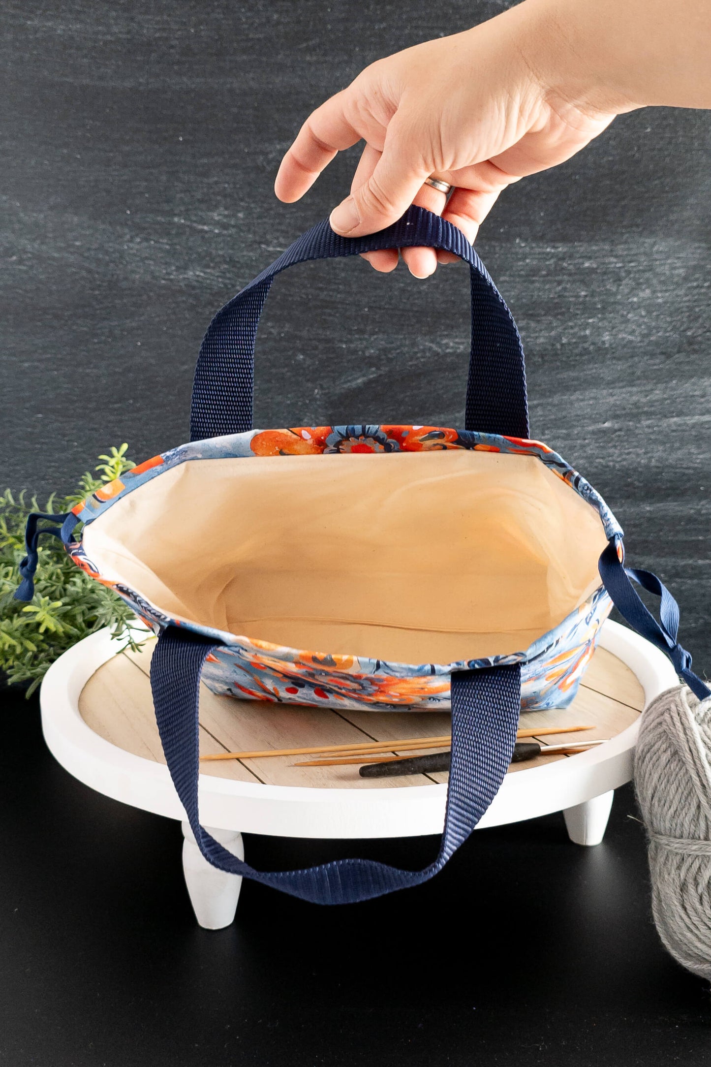 Innenansicht der Stricktasche mit weichem Volumenvlies, ideal zum sicheren Verstauen von Strickzubehör