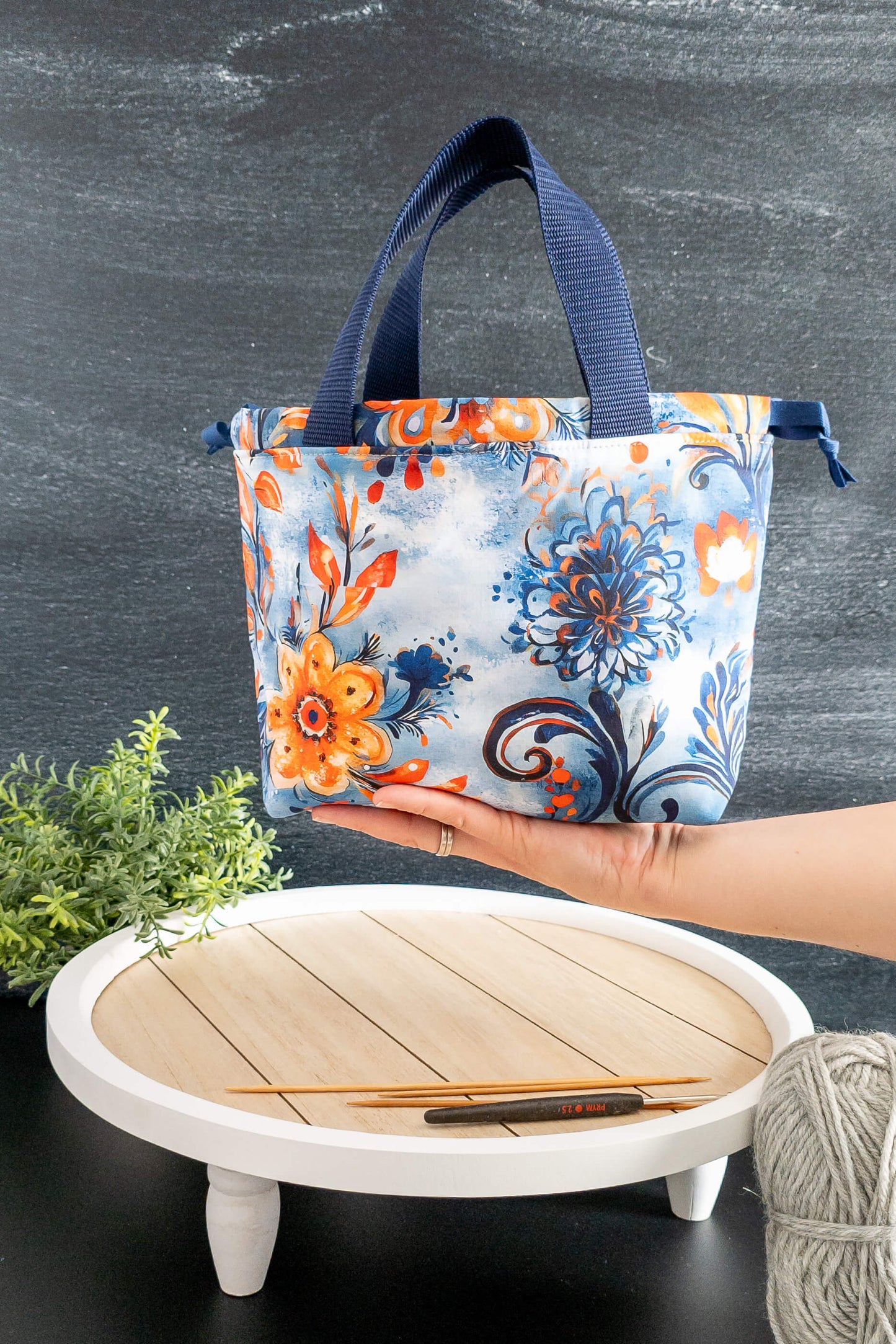 Die Alva Bag Nordic Bloom im Einsatz beim Stricken von Socken, praktisch und mobil einsetzbar
