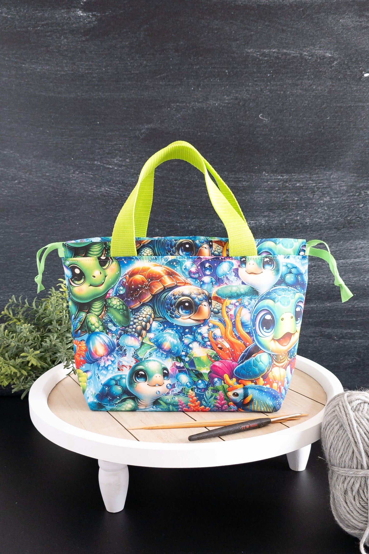 Stricktasche mit grünem Henkel und Meeresdesign, ideal für Sockenprojekte