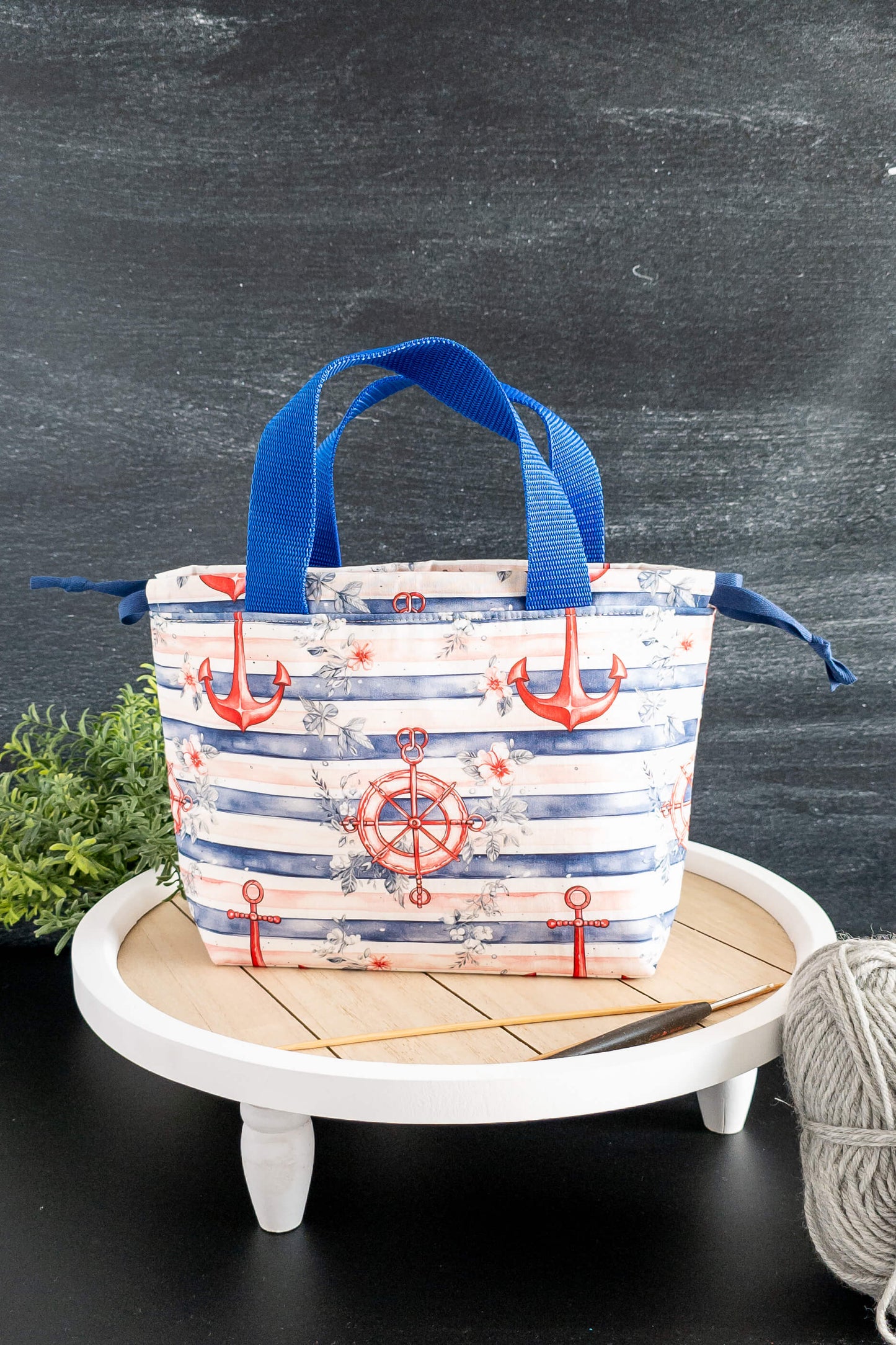 Seitenansicht der Stricktasche mit betonten Nähten und hochwertiger Verarbeitung aus Baumwolle.