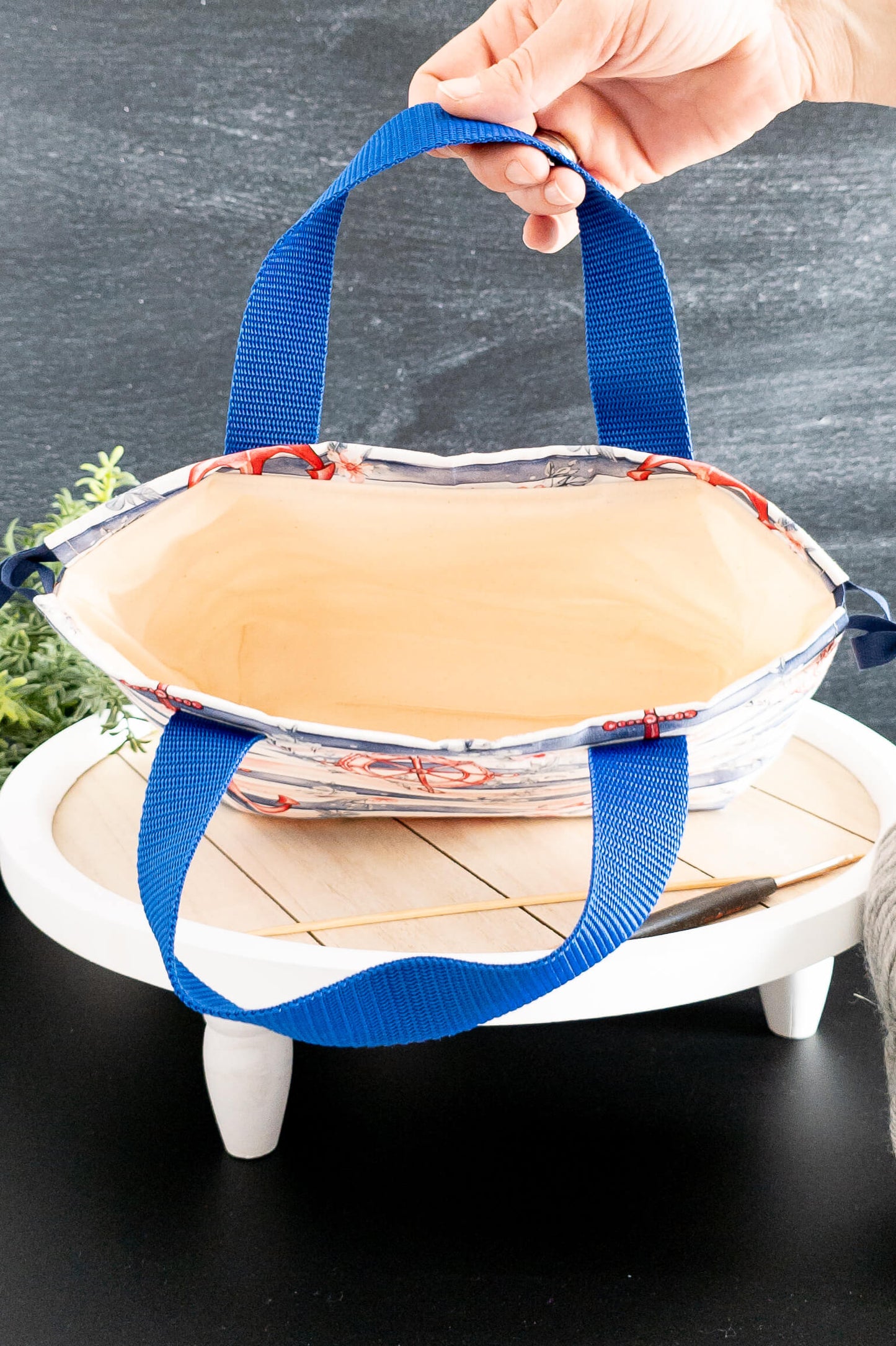 Innenansicht der handgenähten Stricktasche Seaside Stitch mit Volumenvlies-Futter und großzügigem Stauraum.