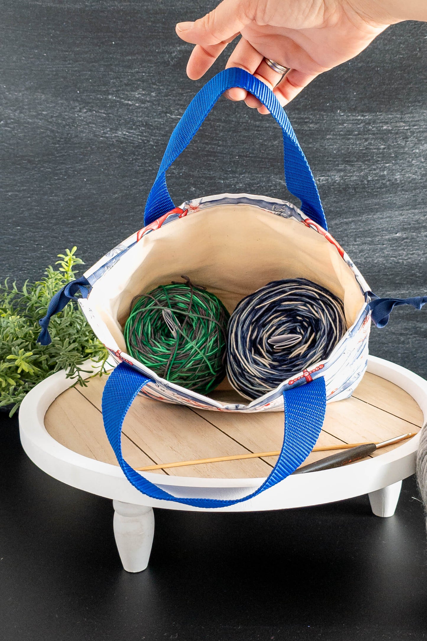 Innenansicht der handgenähten Stricktasche Seaside Stitch mit Volumenvlies-Futter und großzügigem Stauraum.