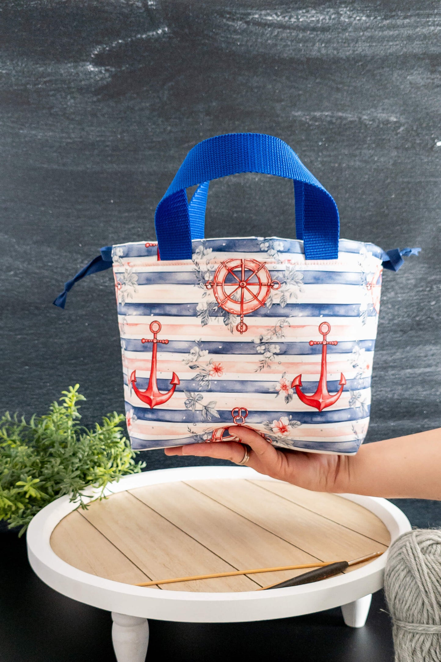 Nahaufnahme der robusten blauen Tragegriffe der Alva Bag Seaside Stitch, perfekt für unterwegs.