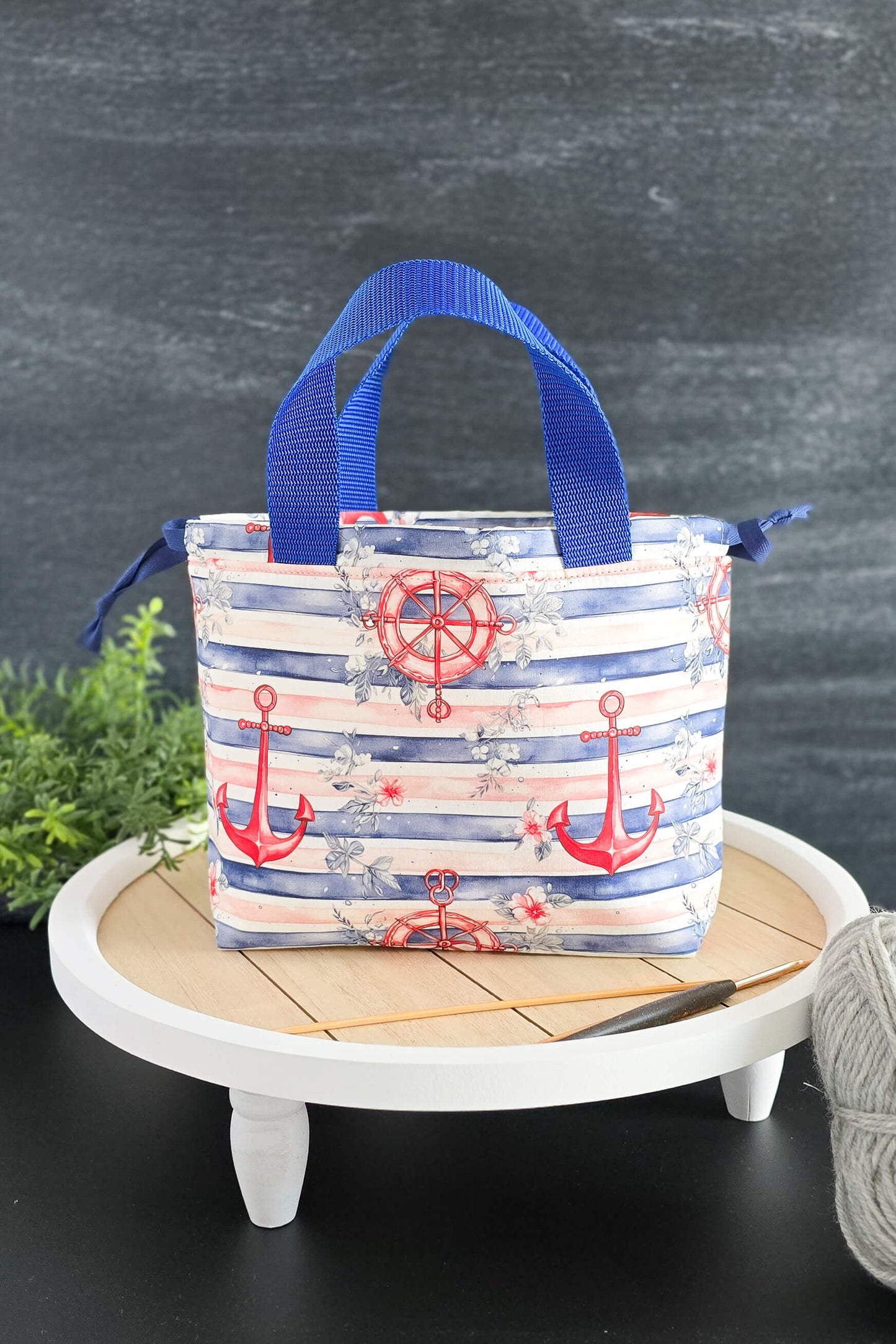 Projekttasche Seaside Stitch aus Baumwolle mit maritimem Muster und blauen Trageriemen, frontal fotografiert.