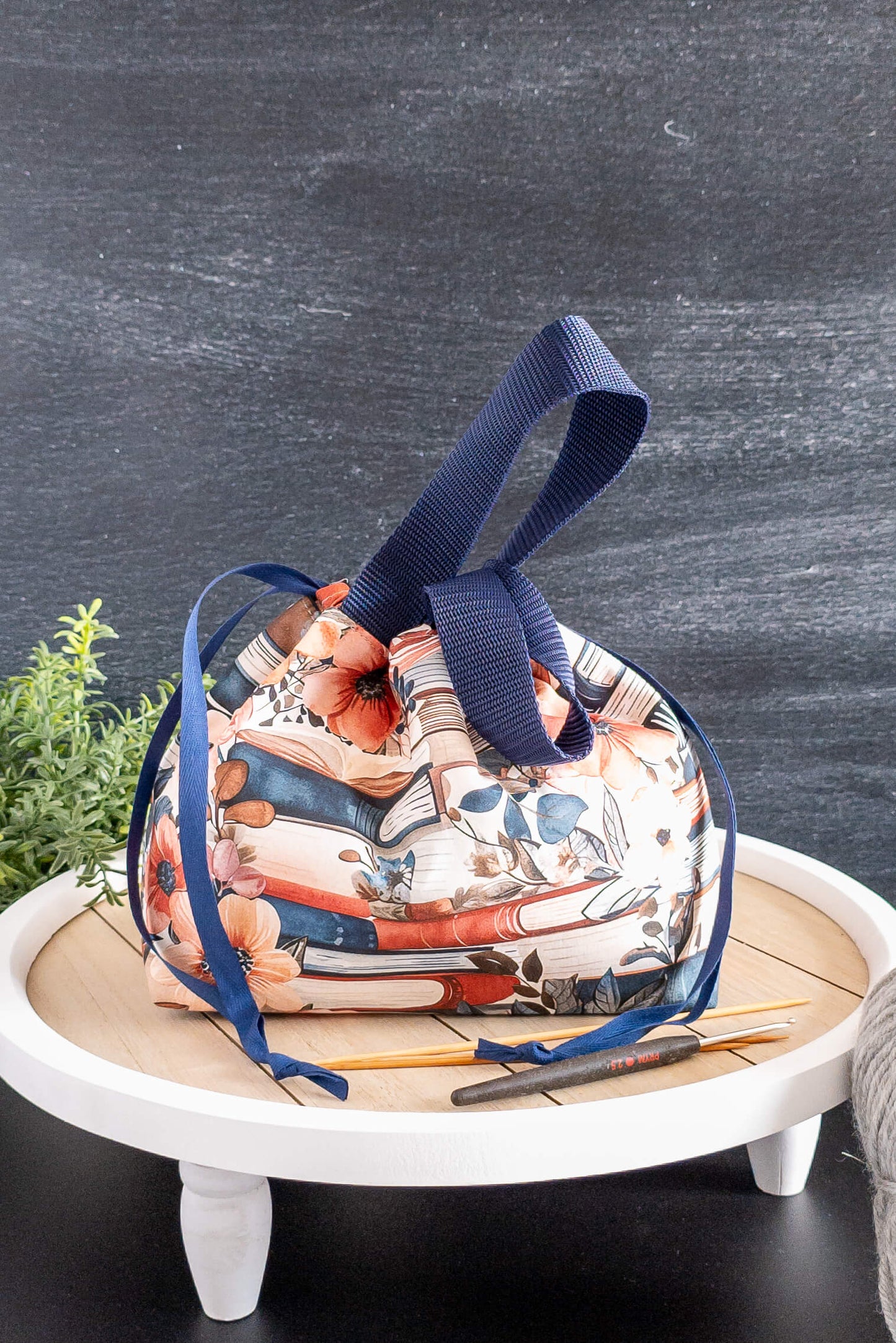 Seitenansicht der Field Bag mit stabilen Trageriemen in Dunkelblau