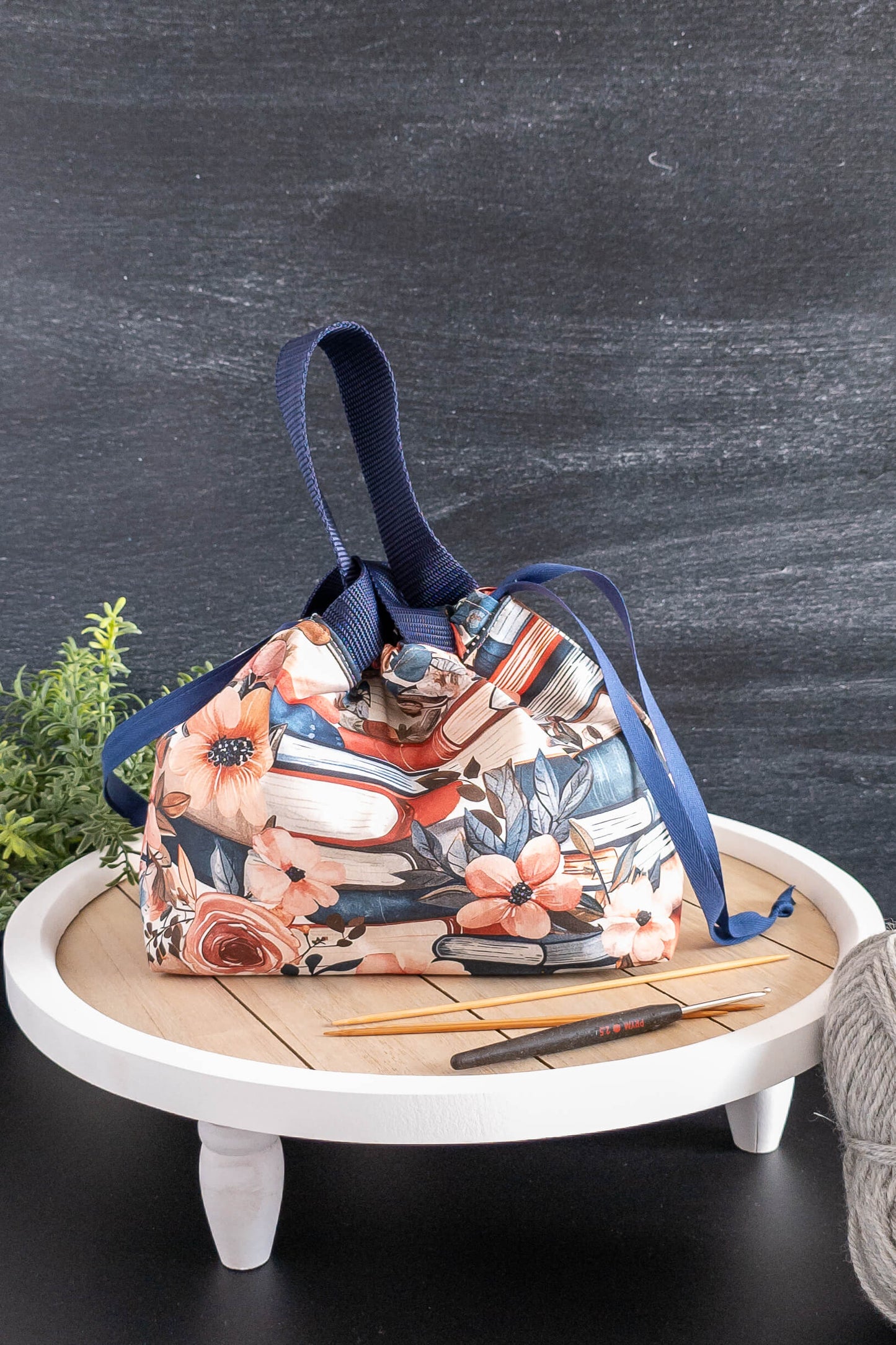 Detailansicht des hochwertigen Baumwollstoffs mit floralen und Bücher-Motiven