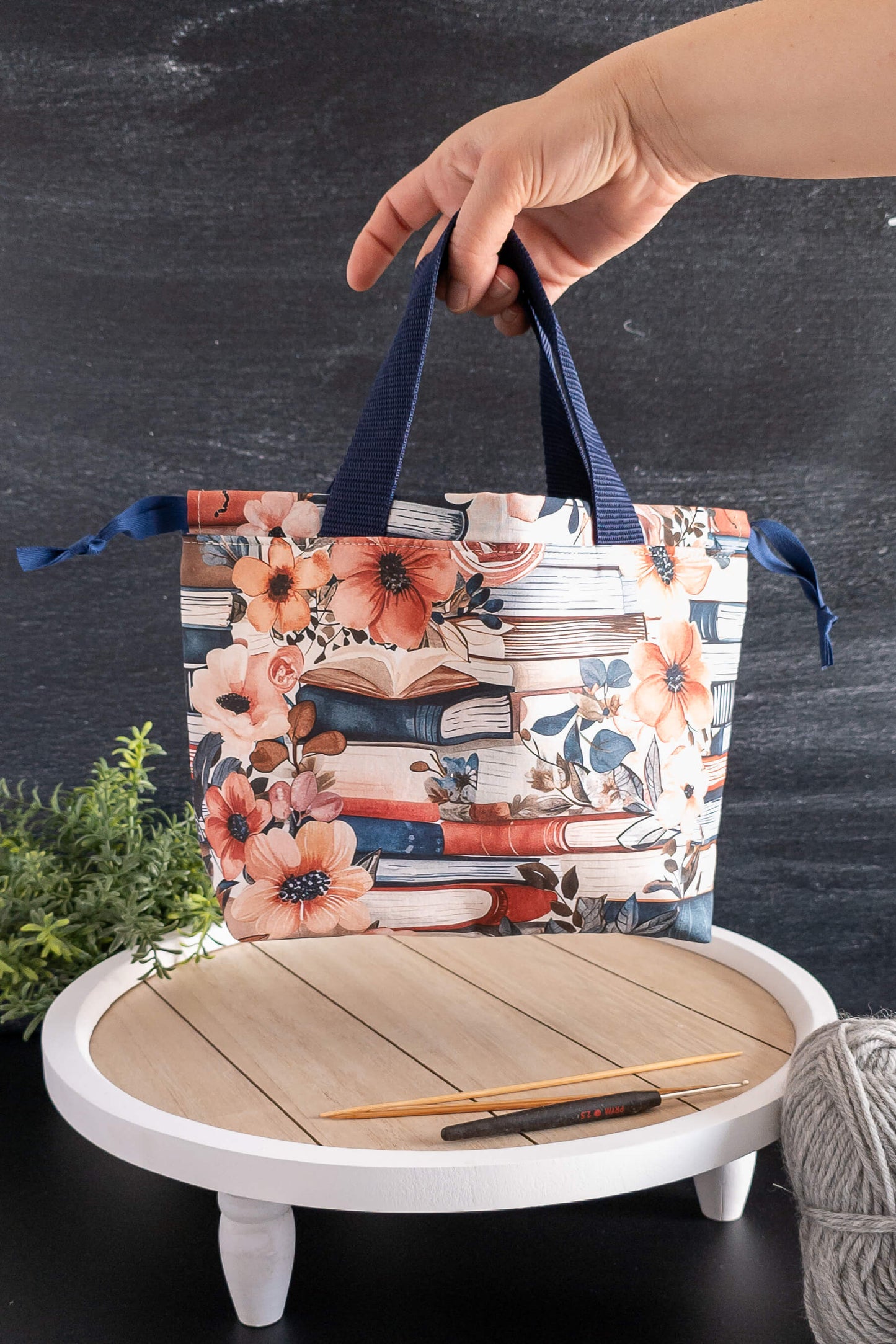 Nahaufnahme der handgenähten Stricktasche mit Kordelzug und Volumenvlies-Futter
