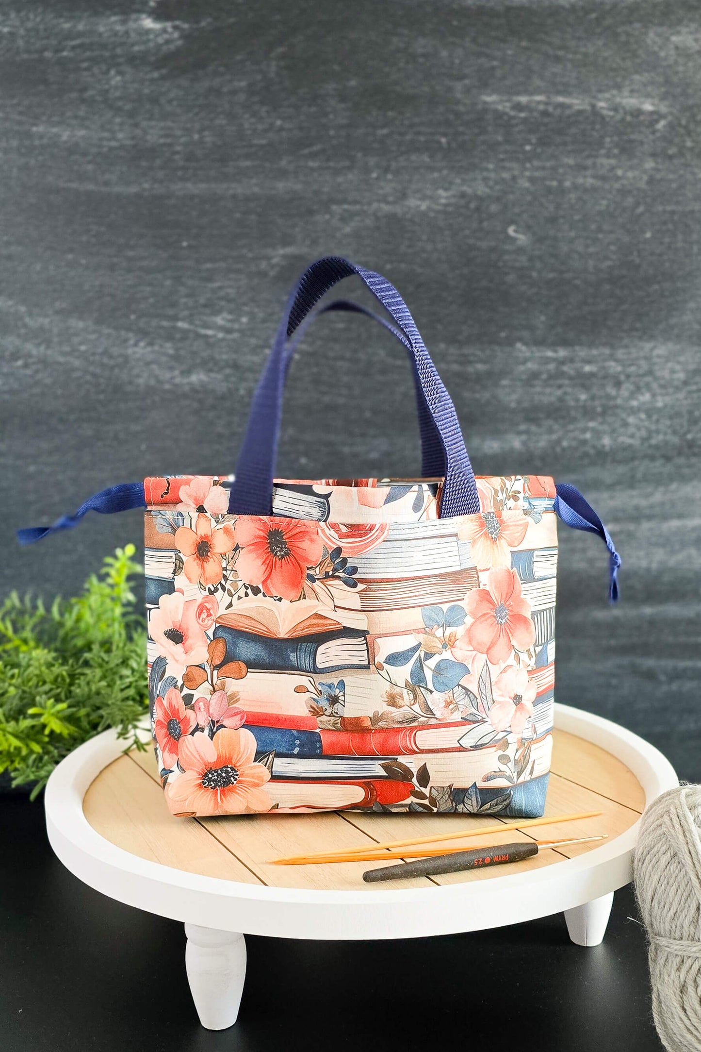 Detailansicht des hochwertigen Baumwollstoffs mit floralen und Bücher-Motiven