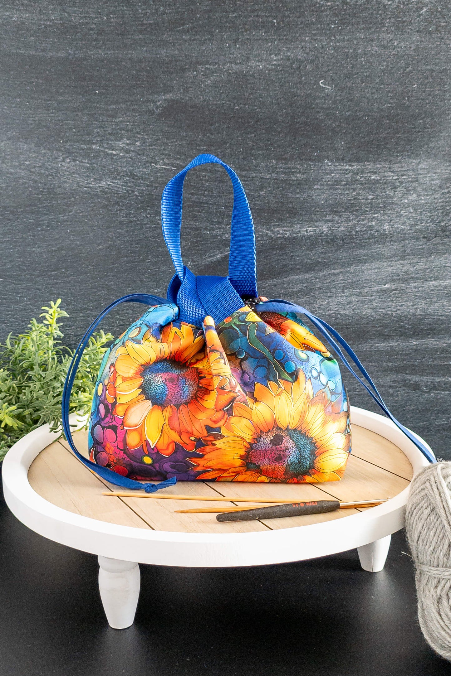 Detailansicht der Stricktasche Alva Bag mit blauer Trageschlaufe und Kordelzugverschluss