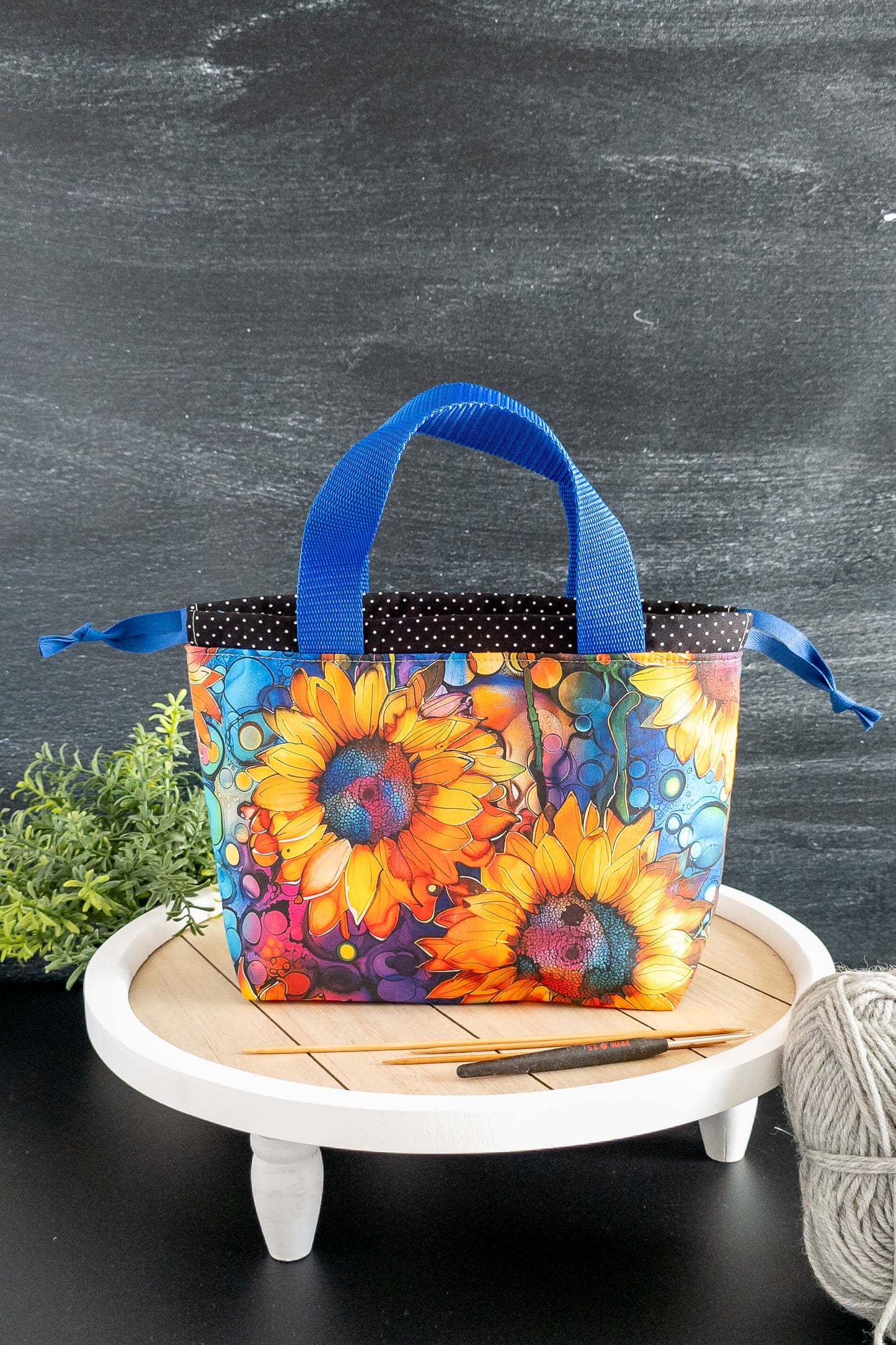 Nahaufnahme des Sonnenblumenmusters mit lebendigen Farben auf hochwertigem Baumwollstoff