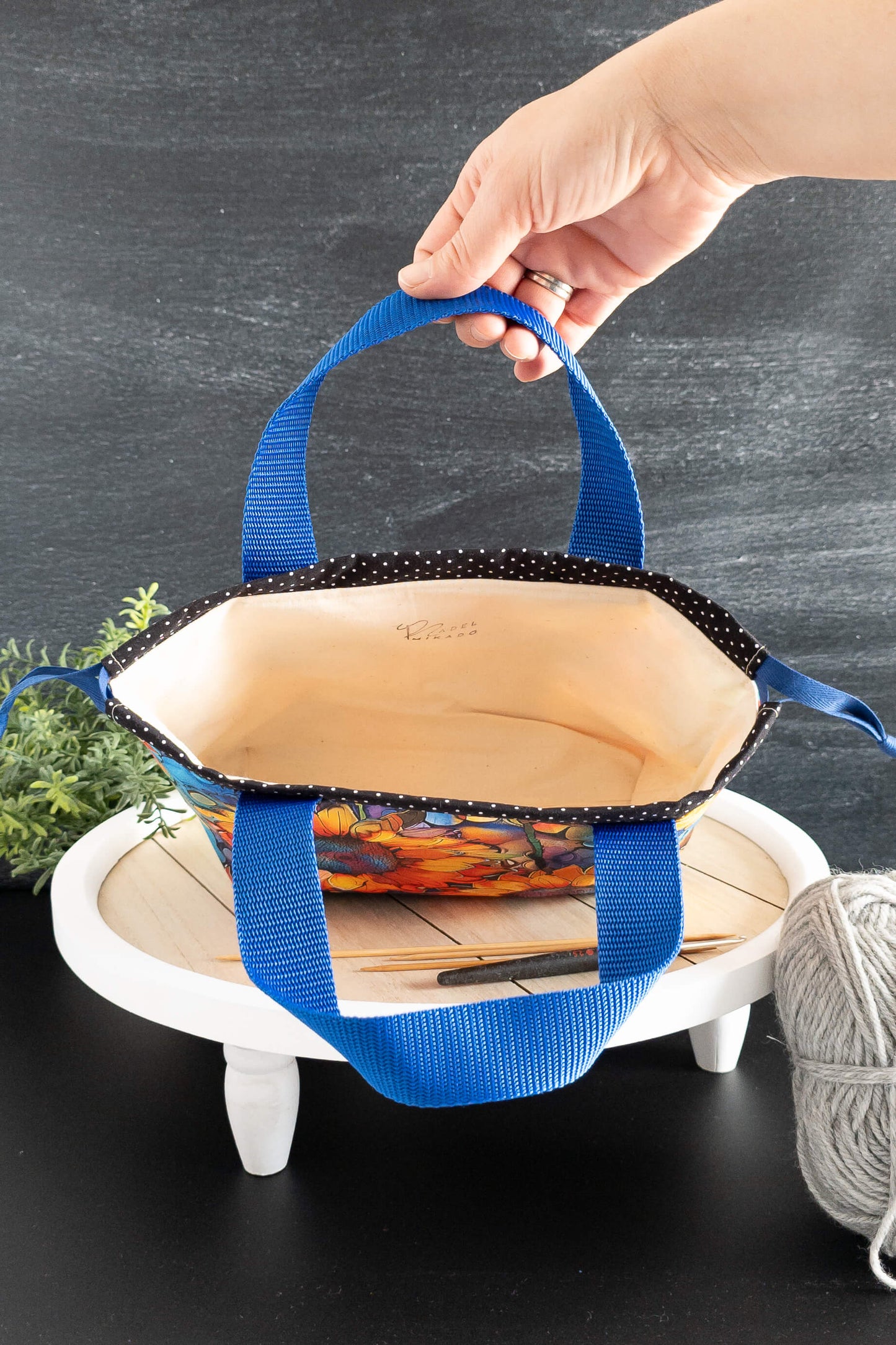 Geöffnete Field Bag mit Wolle und Stricknadeln, ideal organisiert für Sockenprojekte
